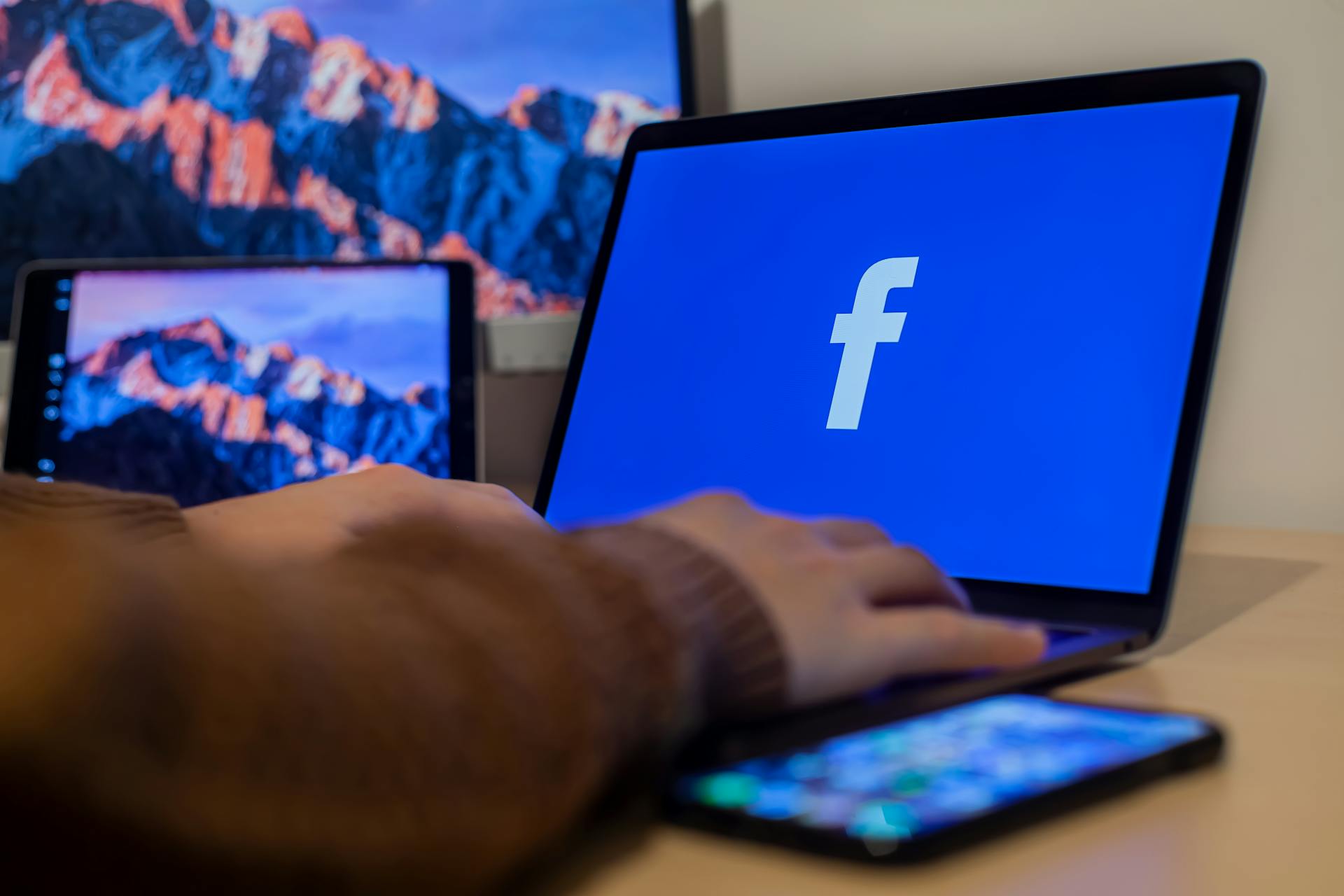 Un ordinateur portable affichant le logo Facebook | Source : Pexels
