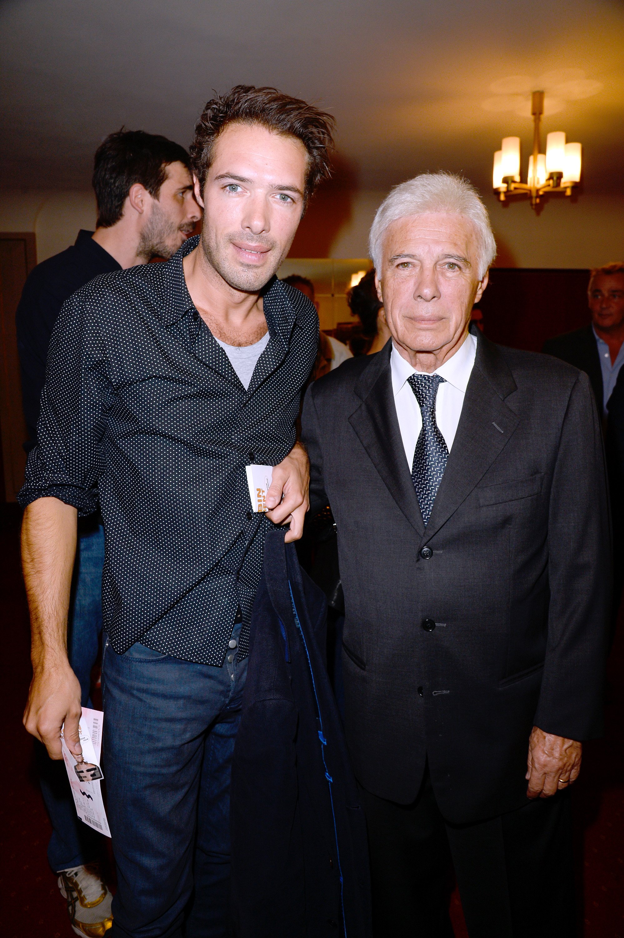 Guy Bedos et son fils Nicolas Bedos assistent à la première du spectacle de Muriel Robin "Robin revient 'Tsoin - Tsoin'" au théâtre de la Porte Saint-Martin à Paris le 23 septembre 2013 à Paris, France. | photo : Getty Images