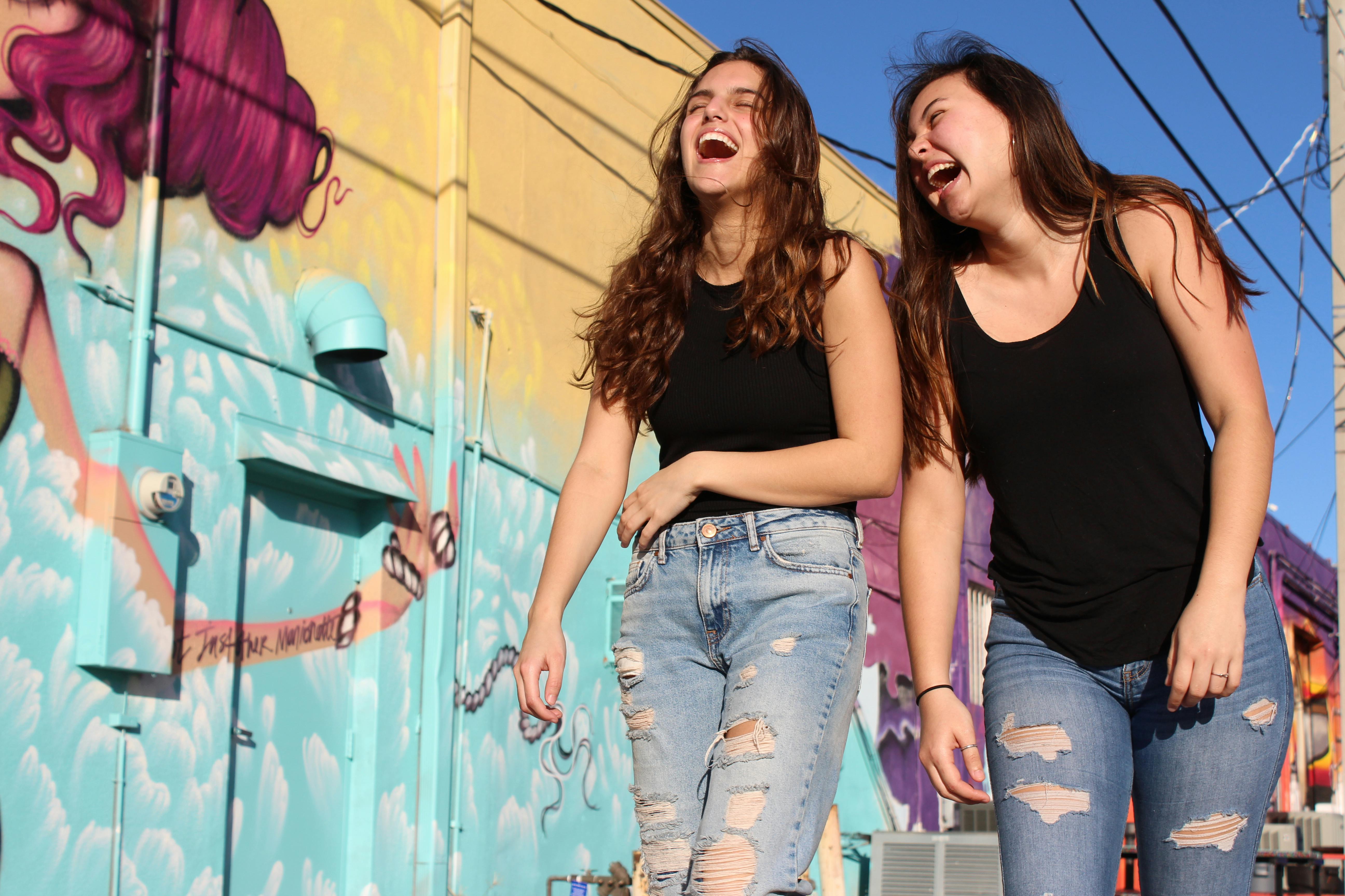 Deux jeunes femmes marchant et riant | Source : Savannah Dematteo sur Pexels