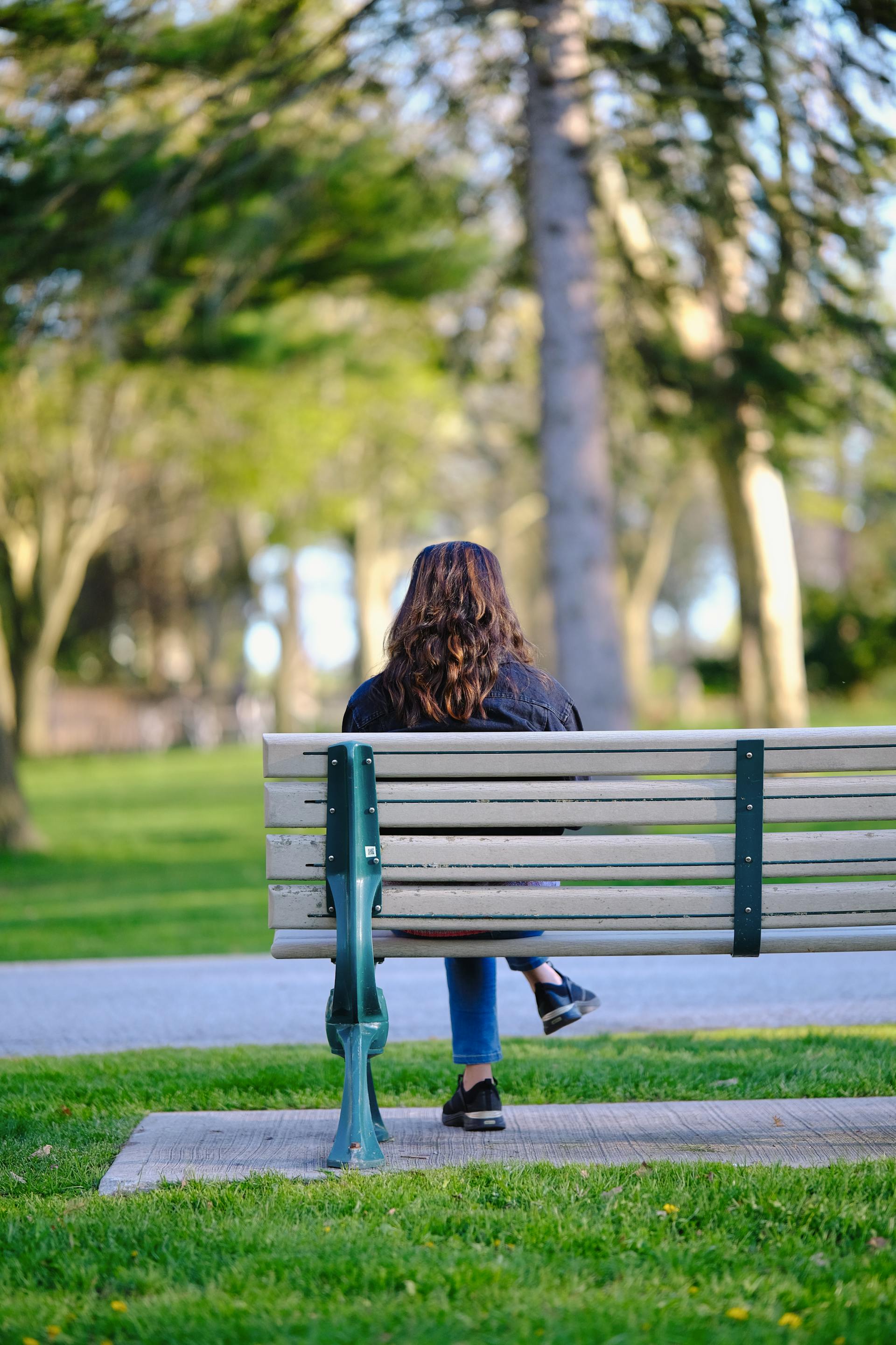 Une femme assise sur un banc | Source : Pexels