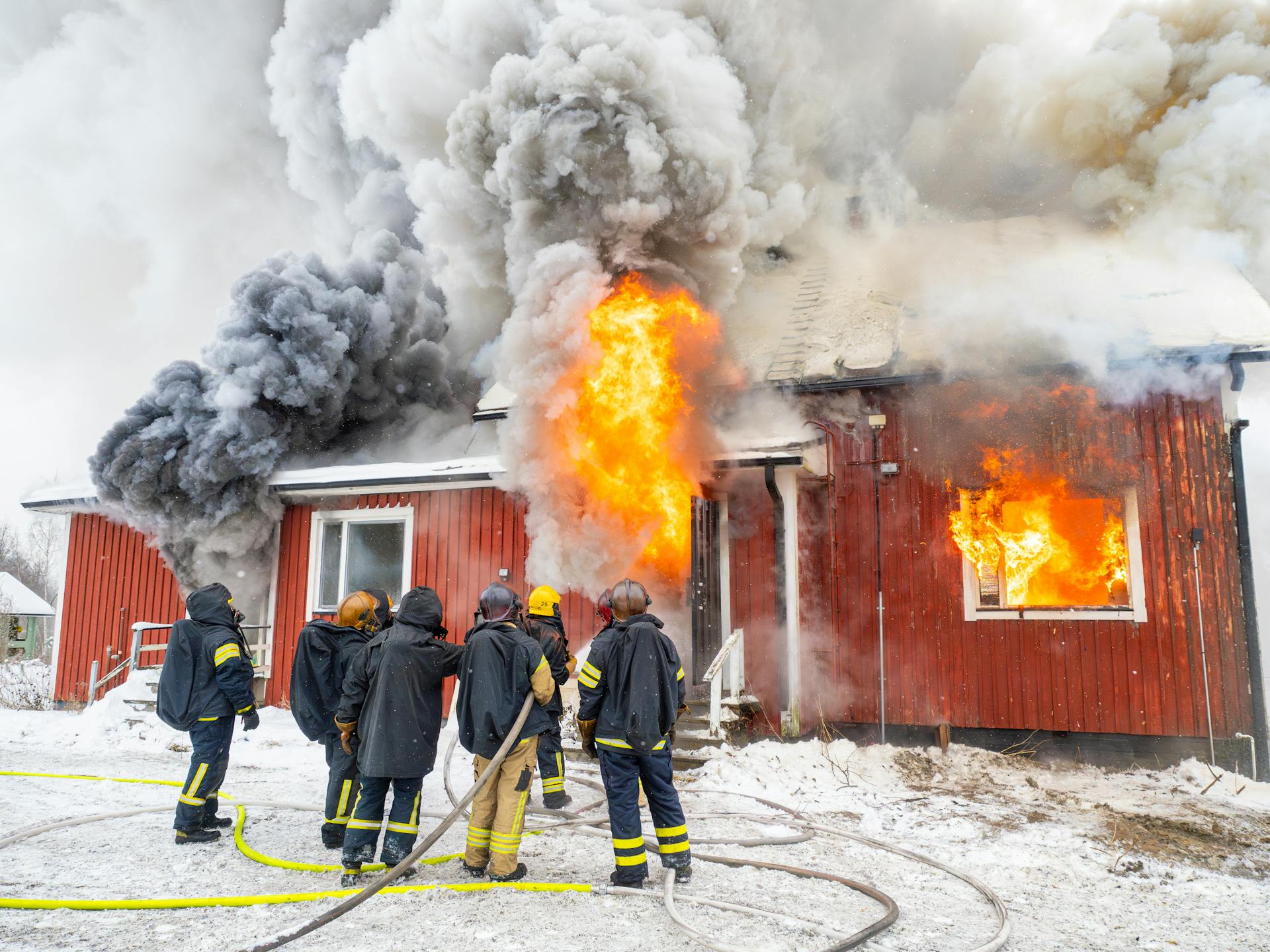 Une épaisse fumée s'élève d'un bâtiment en feu | Source : Pexels