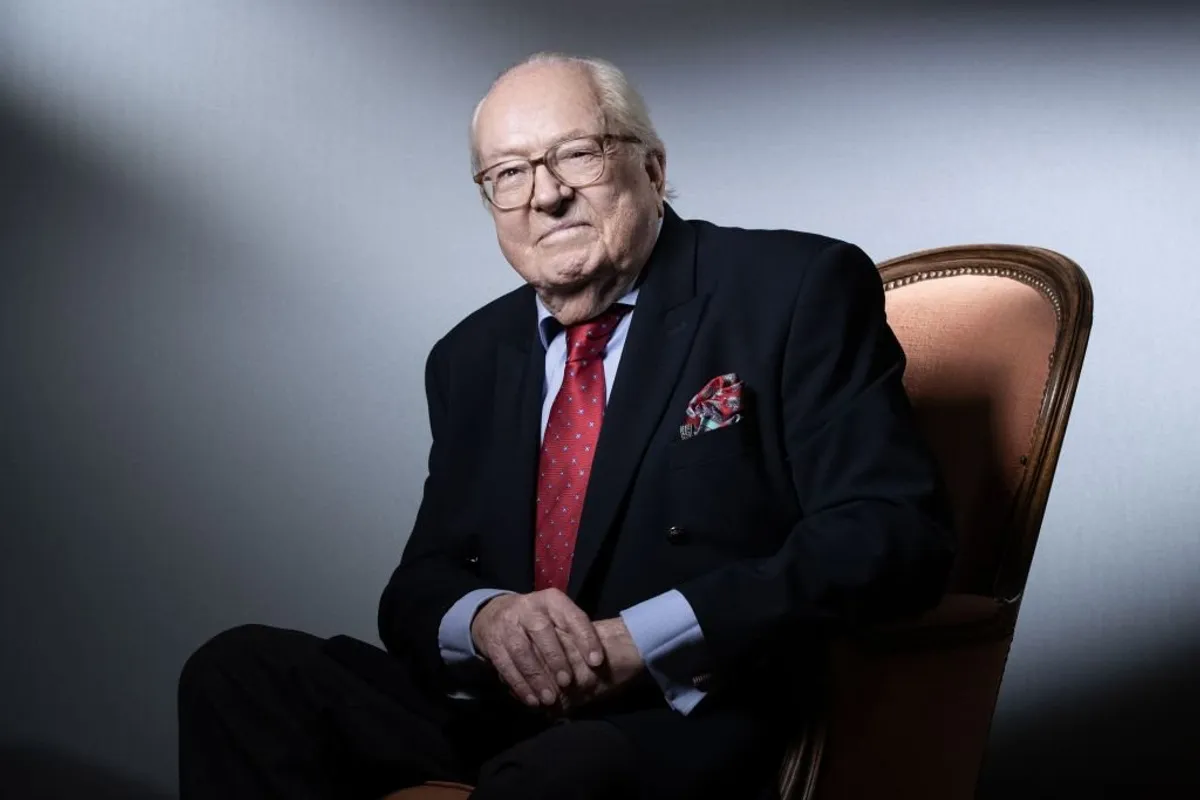 Jean-Marie Le Pen pose lors d'une séance photo à son domicile de Saint-Cloud le 14 janvier 2021. | Photo : Getty Images