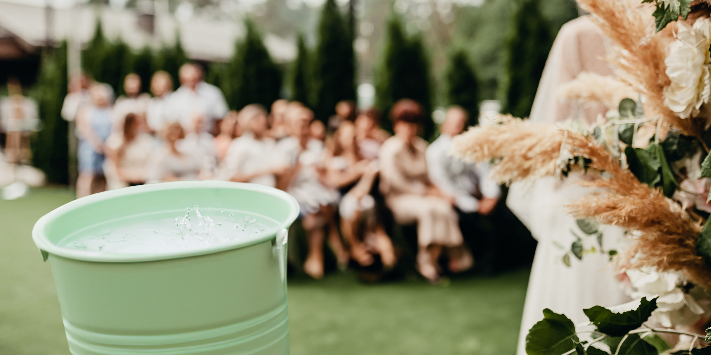 Un seau d'eau sur une table lors d'un mariage | Source : Shutterstock