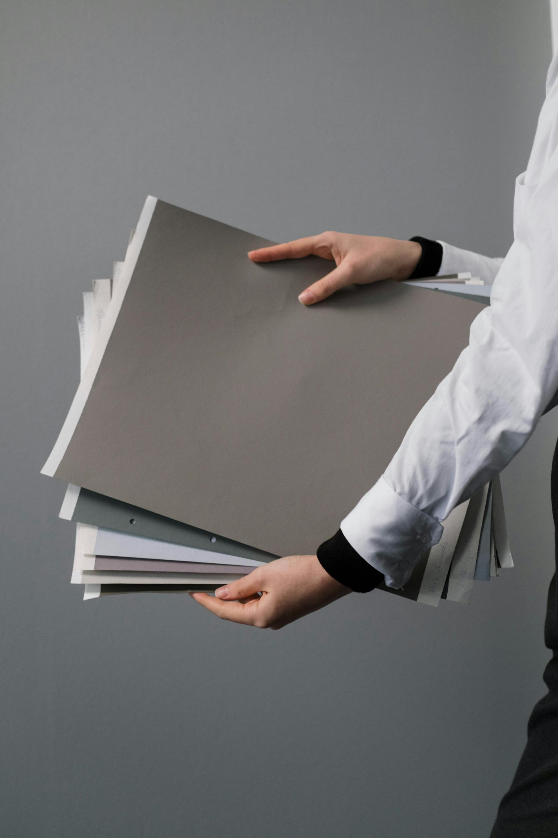 Une personne tenant des papiers et des dossiers | Source : Pexels