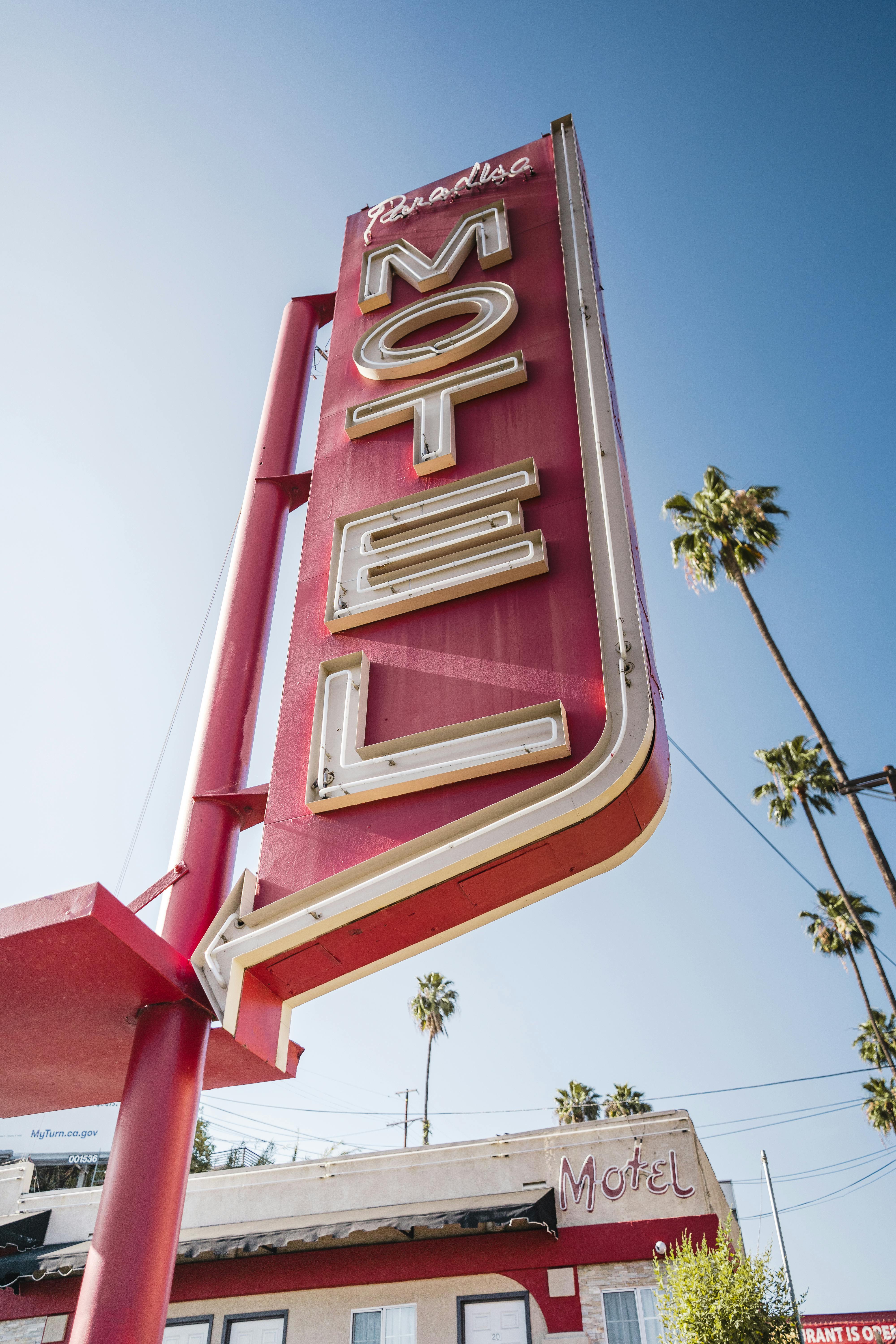 Une enseigne de motel | Source : Pexels