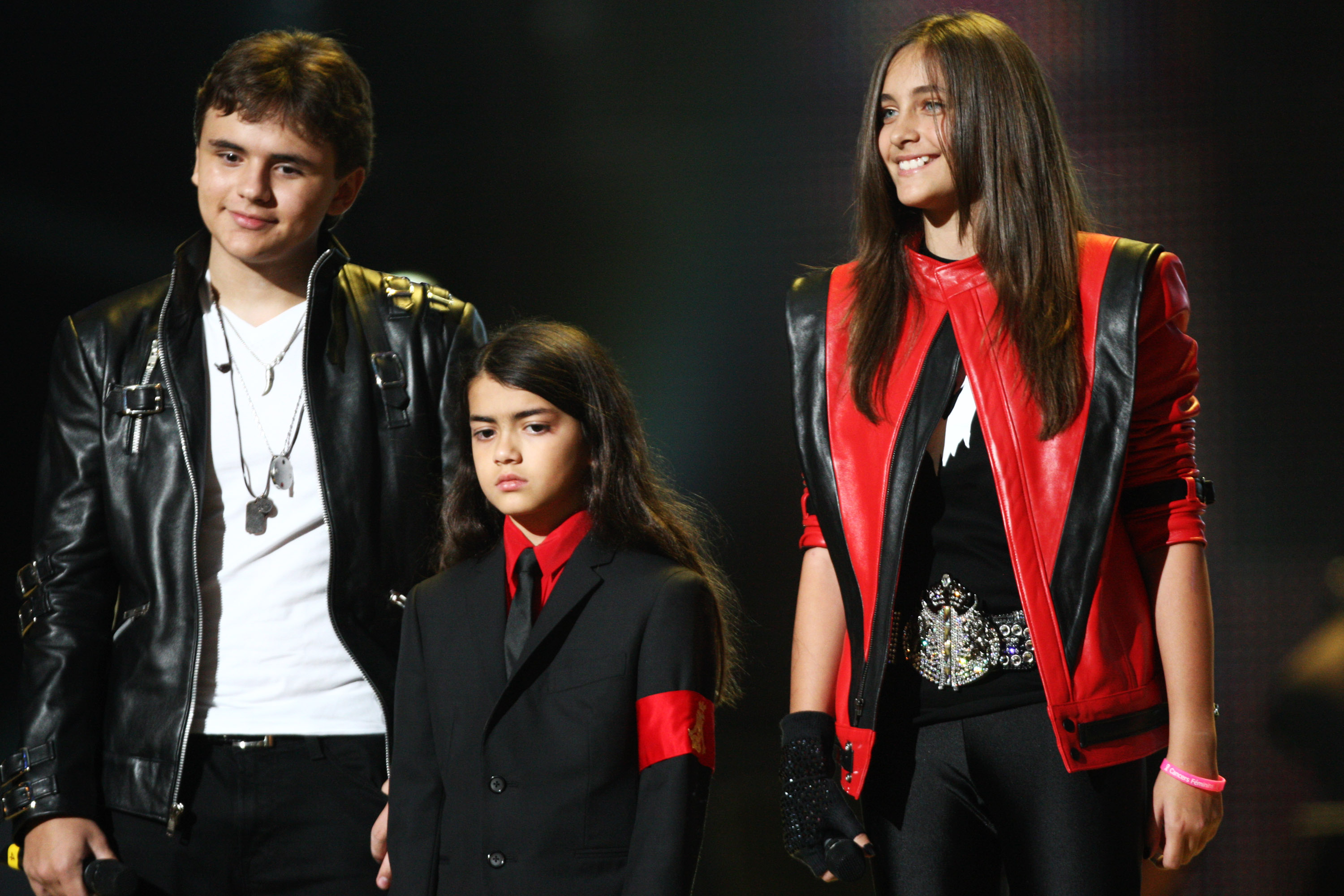 Prince, Blanket et Paris Jackson apparaissent sur scène lors du concert "Michael Forever" à la mémoire du défunt Michael Jackson à Cardiff, au Royaume-Uni, le 8 octobre 2011 | Source : Getty Images