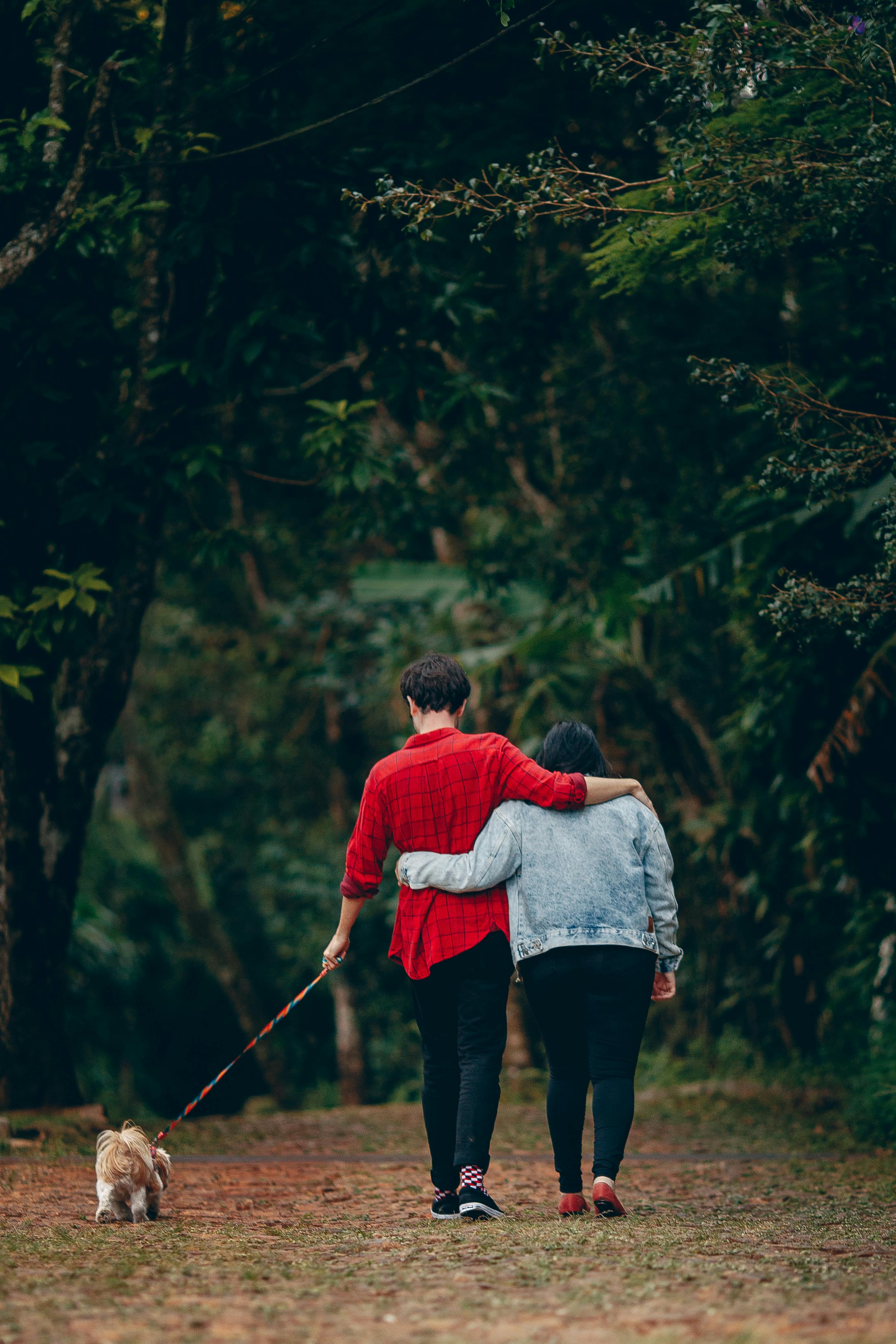 Couple passant du bon temps dans le parc | Source : pexels