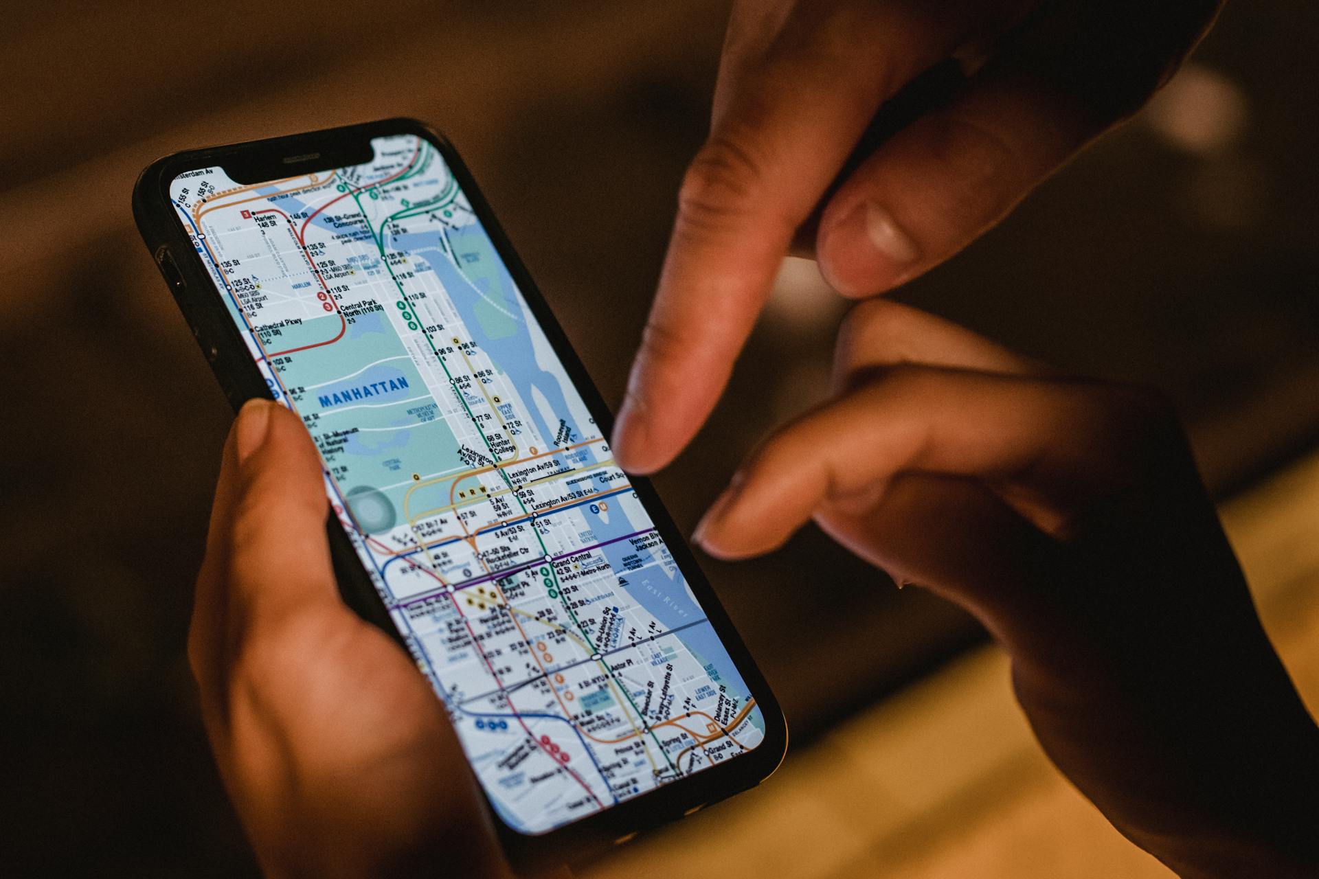 Un couple regarde les indications sur un téléphone | Source : Pexels
