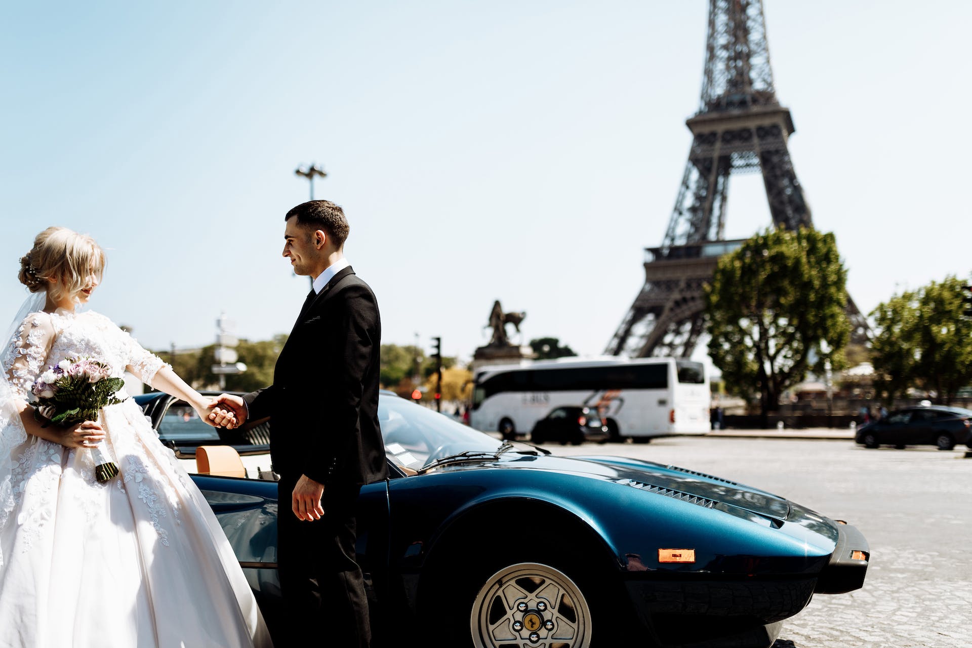 Un couple de jeunes mariés devant la Tour Eiffel à Paris | Source : Pexels