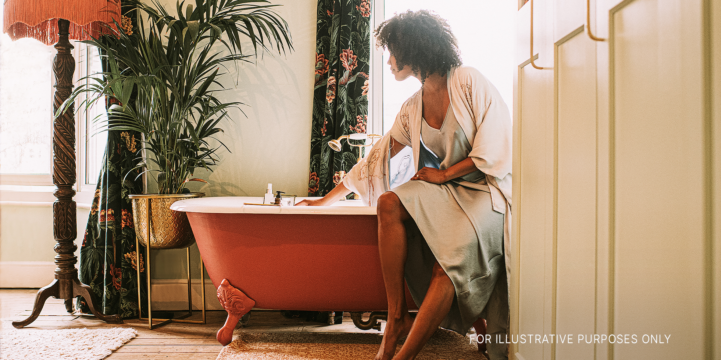 Une femme perchée sur une baignoire | Source : Getty Images