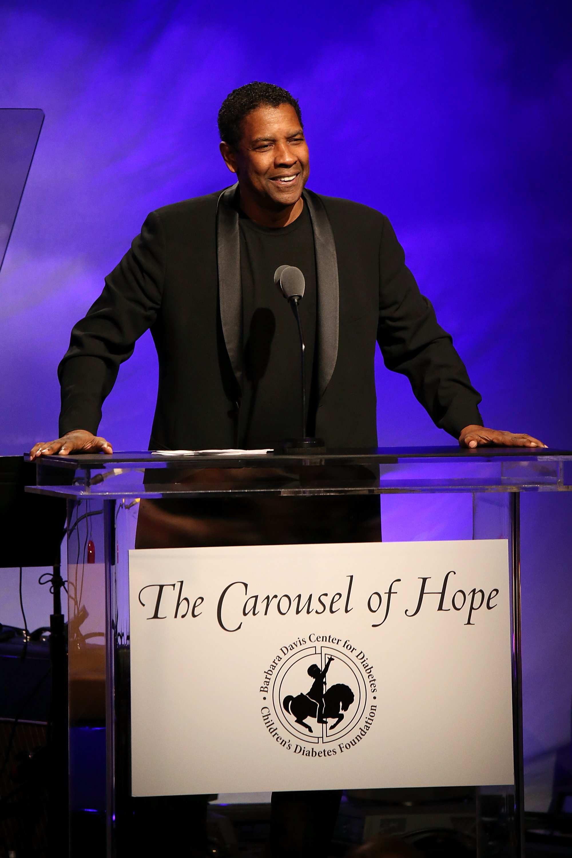 L'acteur Denzel Washington s'exprime sur scène lors du Carousel of Hope Ball 2016 à l'hôtel Beverly Hilton le 8 octobre 2016 | Photo : Getty Images