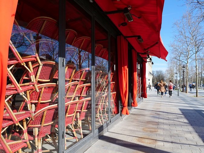 Les restaurants et les bars sont fermés sur les Champs-Elysées, le premier jour de confinement en raison du Covid-19 | Photo : Shutterstock