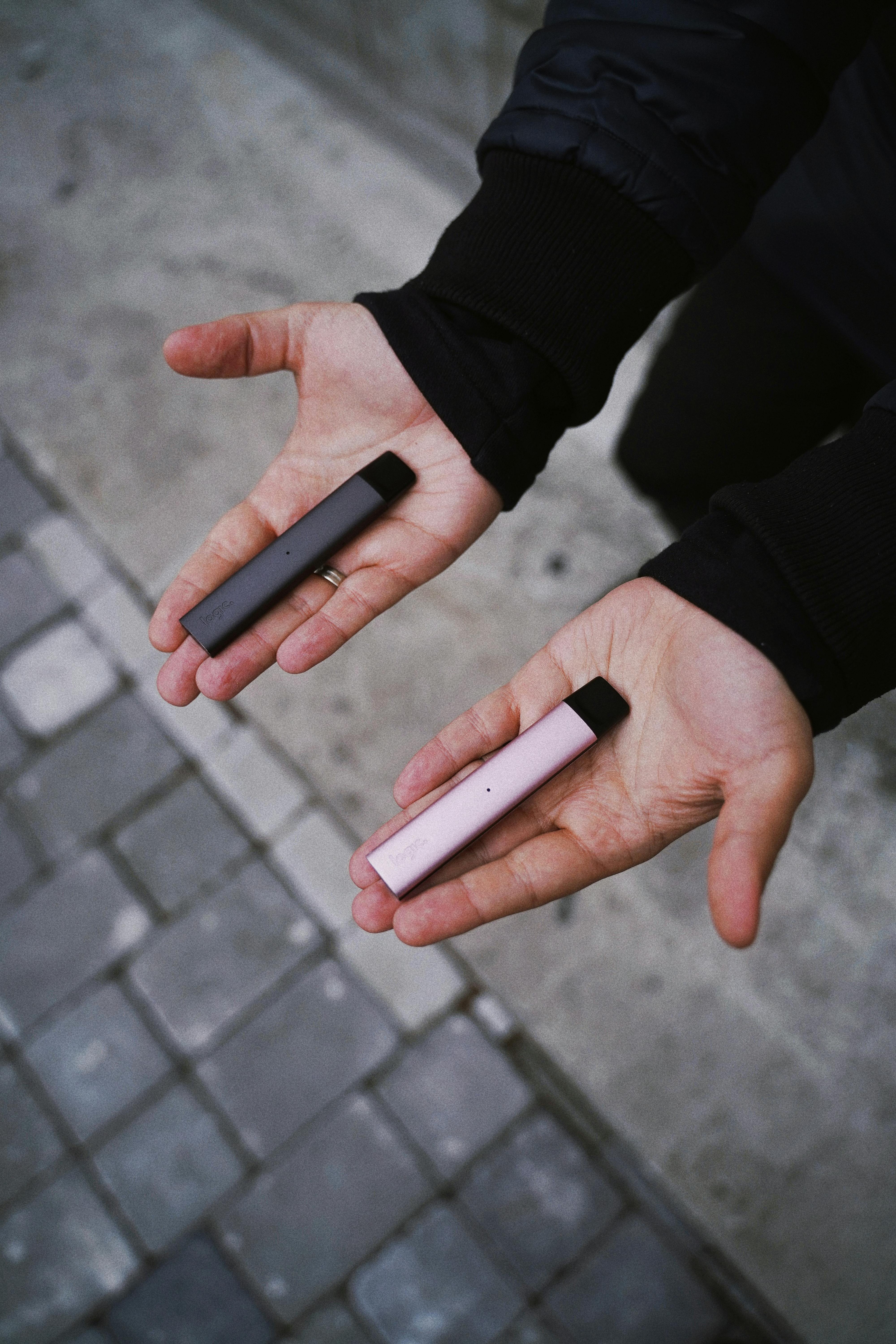 Une personne tenant des stylos à vape | Source : Pexels