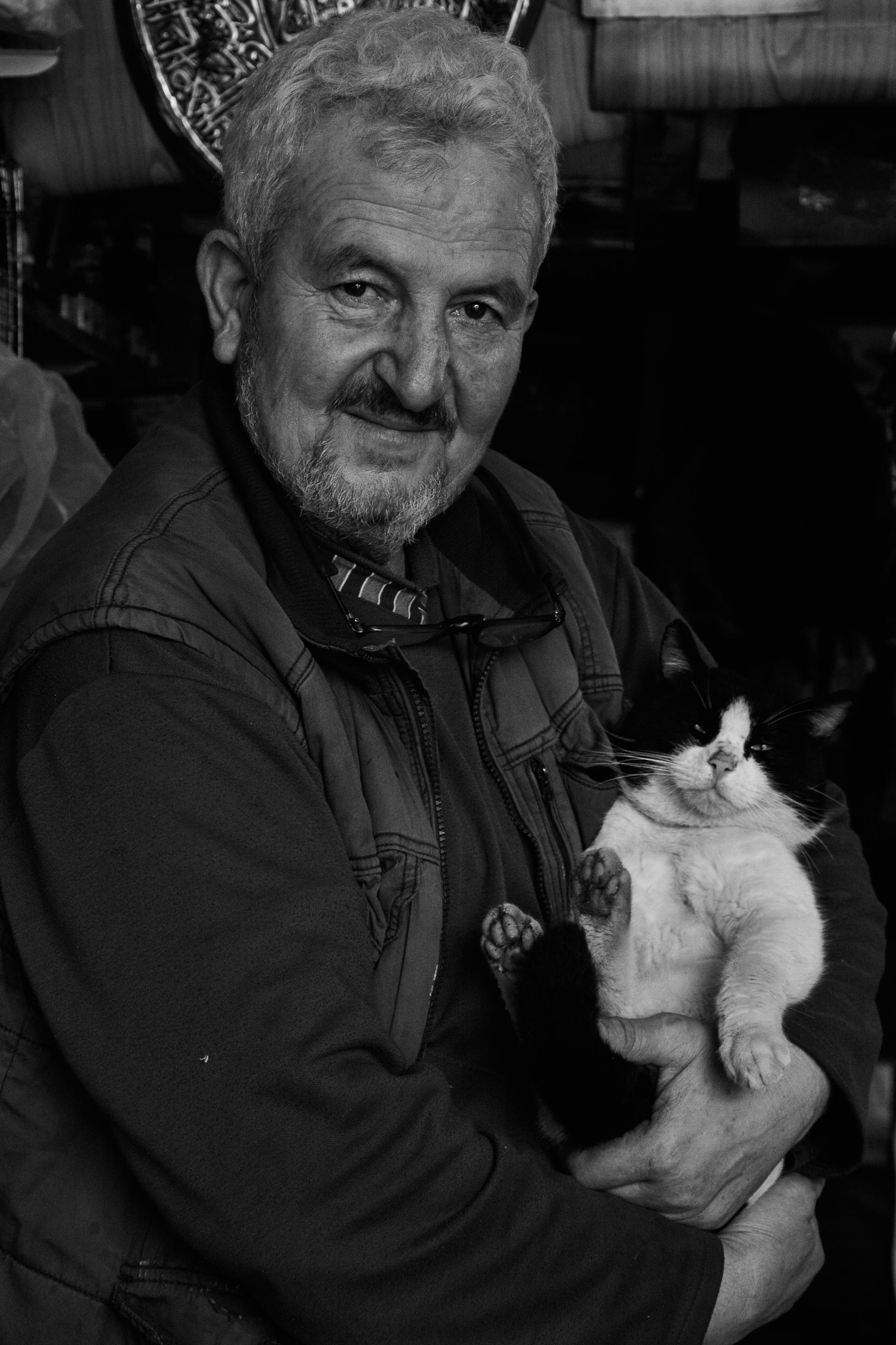 Un homme âgé tenant un chat | Source : Pexels