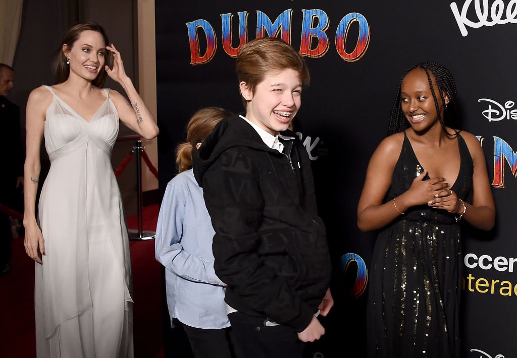 Angelina Jolie avec ses filles Shiloh et Zahara Jolie-Pitt lors de la première de "Dumbo" le 11 mars 2019 | Source : Getty Images