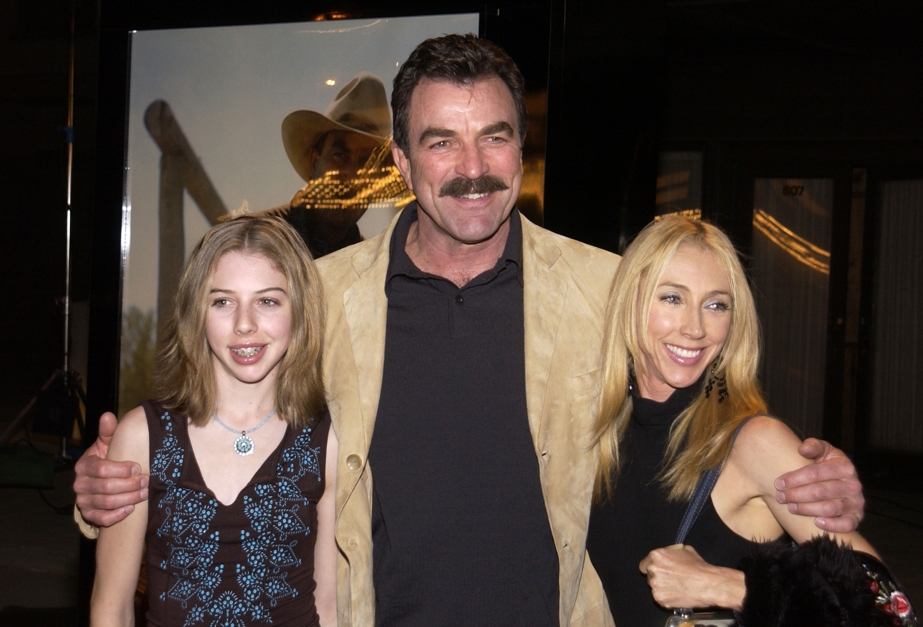 L'acteur Tom Selleck, sa femme Jillie Mack et sa fille Hannah Selleck à Los Angeles, 2003 | Source : Getty Images