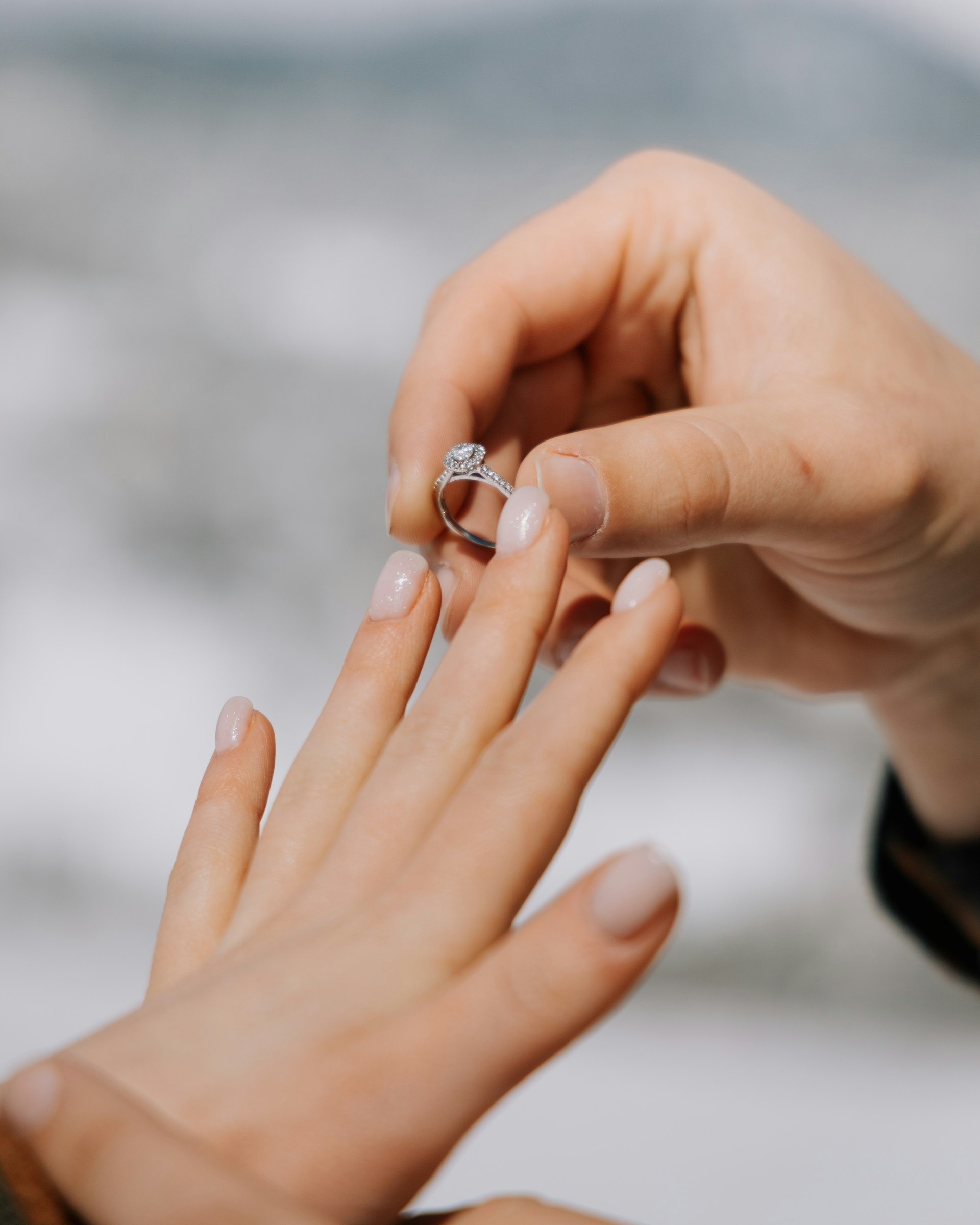 Un homme glissant une bague au doigt de sa partenaire | Source : Unsplash