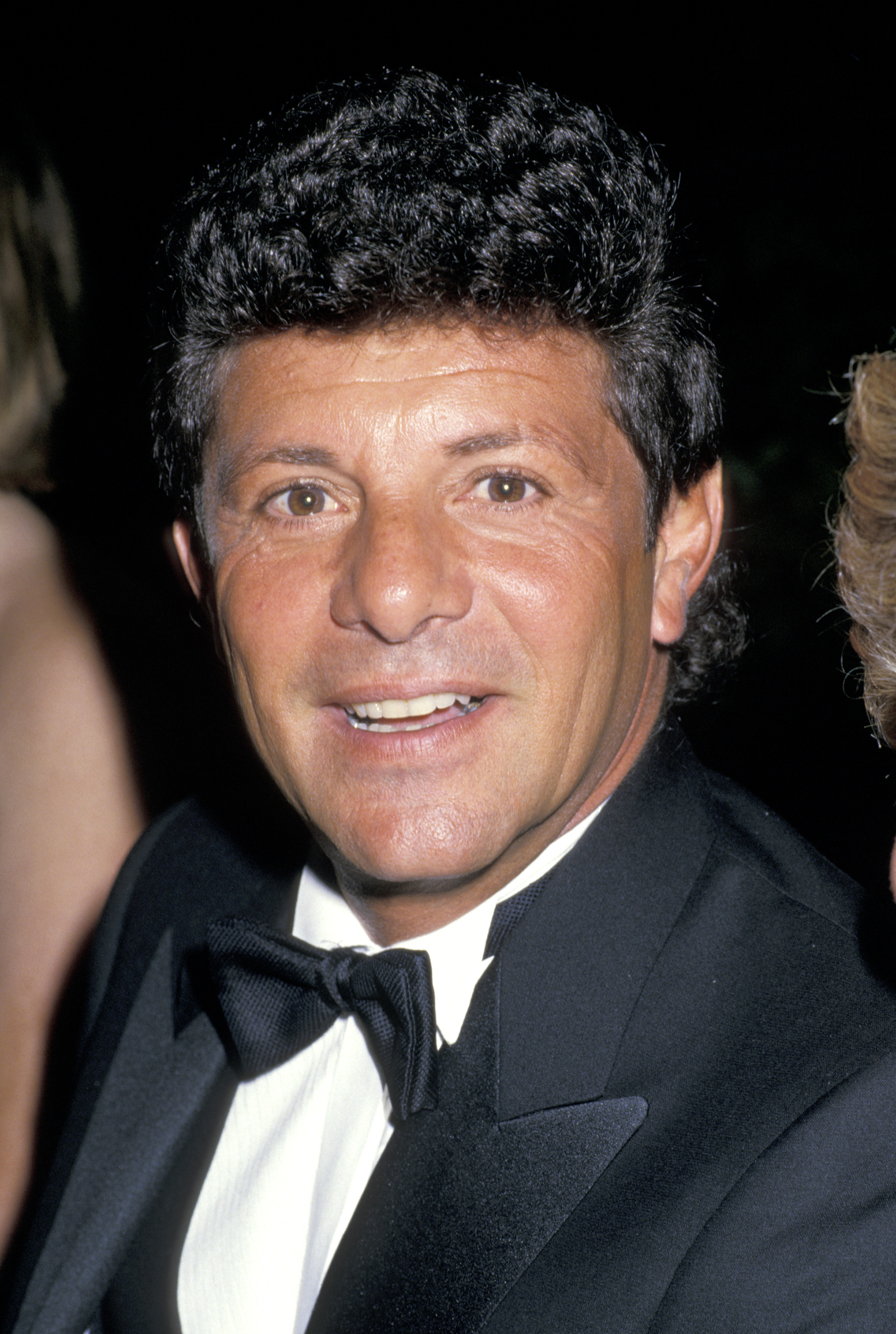 Frankie Avalon assiste au dîner annuel de l'industrie du divertissement en l'honneur de Bud Grant le 24 novembre 1987 | Source : Getty Images