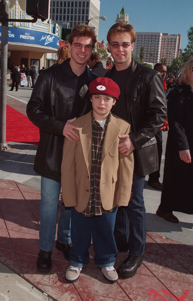 Matthew, Andrew et Joey Lawrence lors de la première de "Jack Frost" à Westwood, 1998 | Source : Getty Images