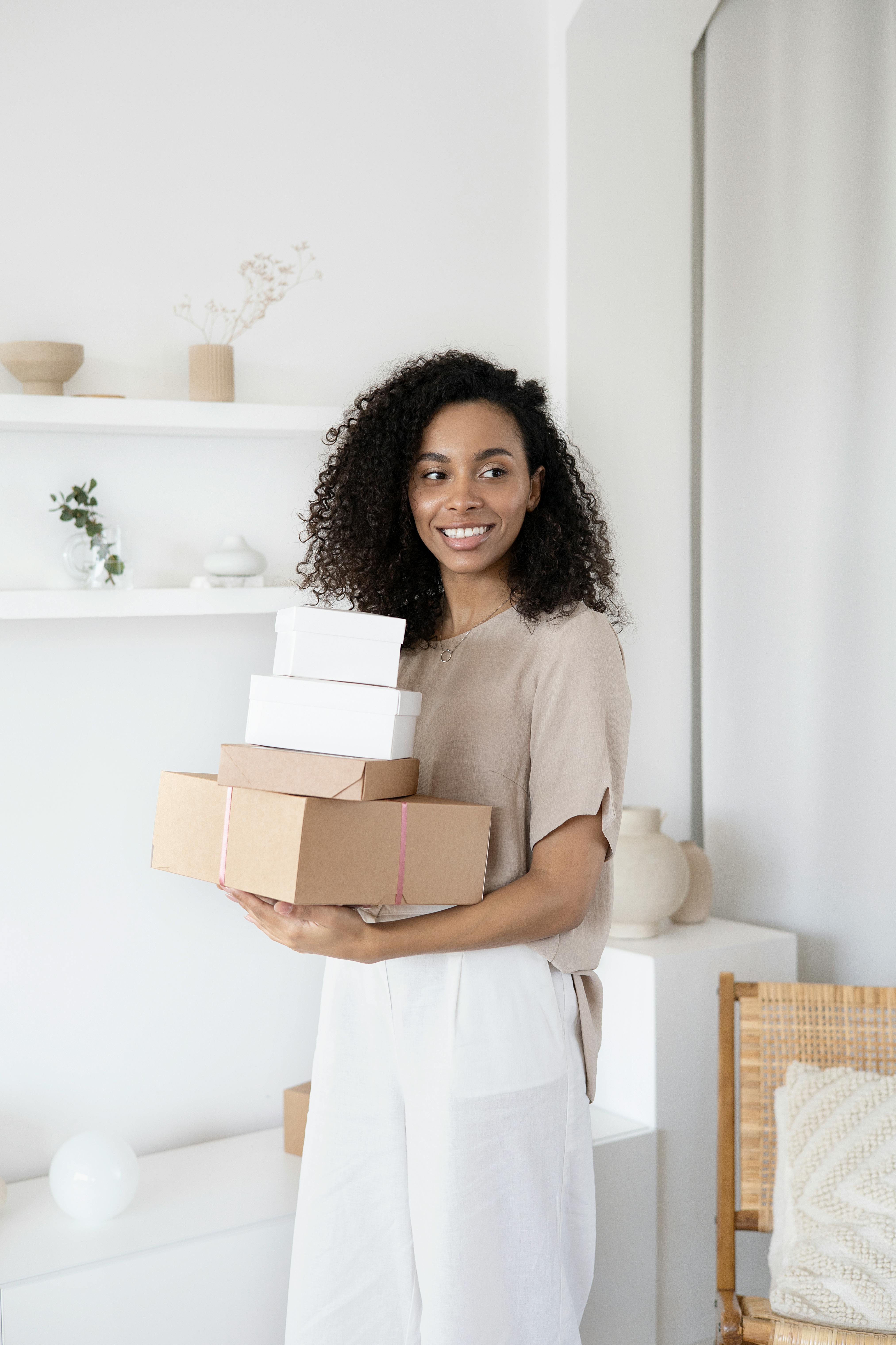 Une femme qui emballe des boîtes | Source : Pexels