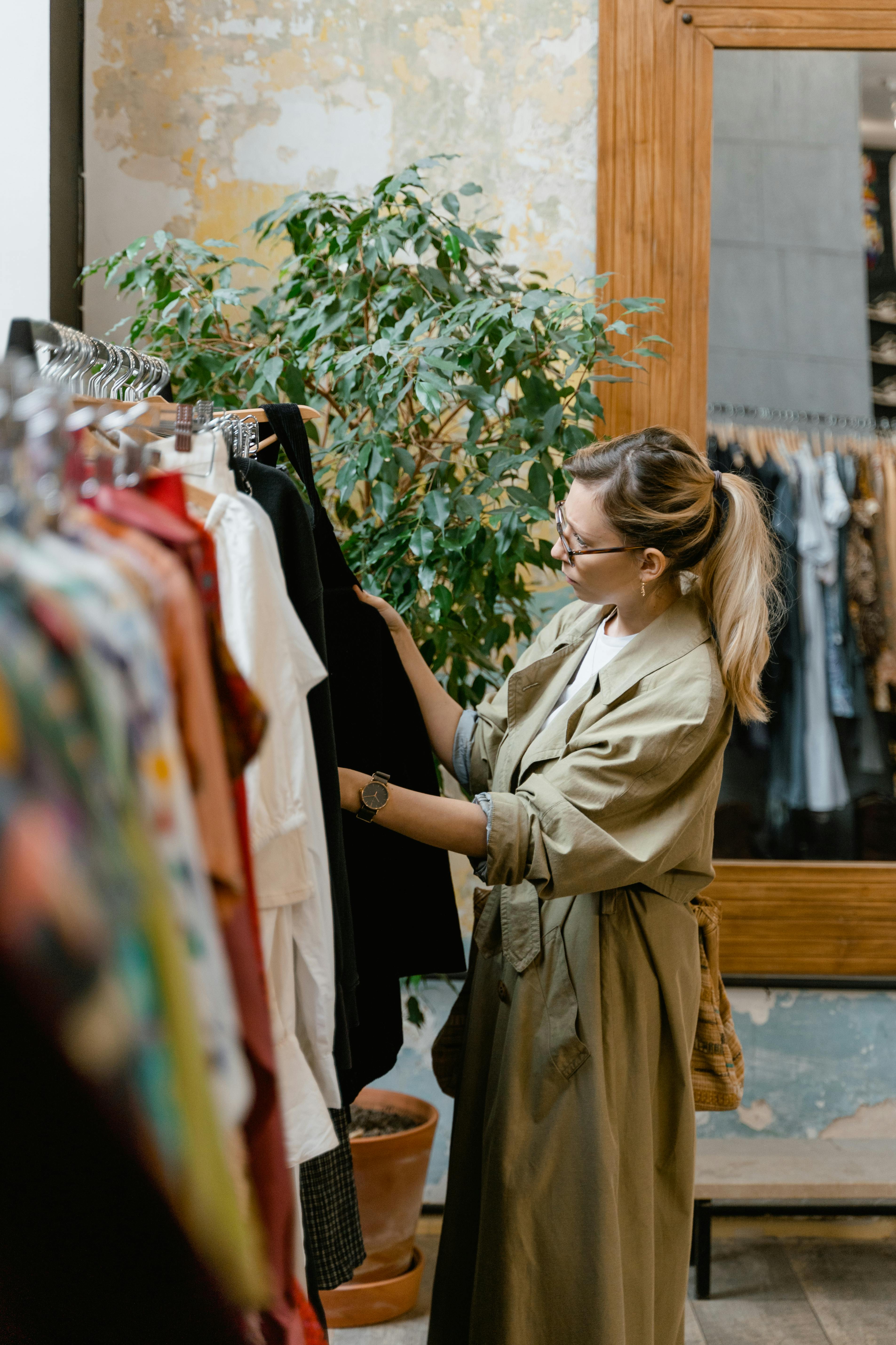 Une femme qui choisit des vêtements | Source : Pexels