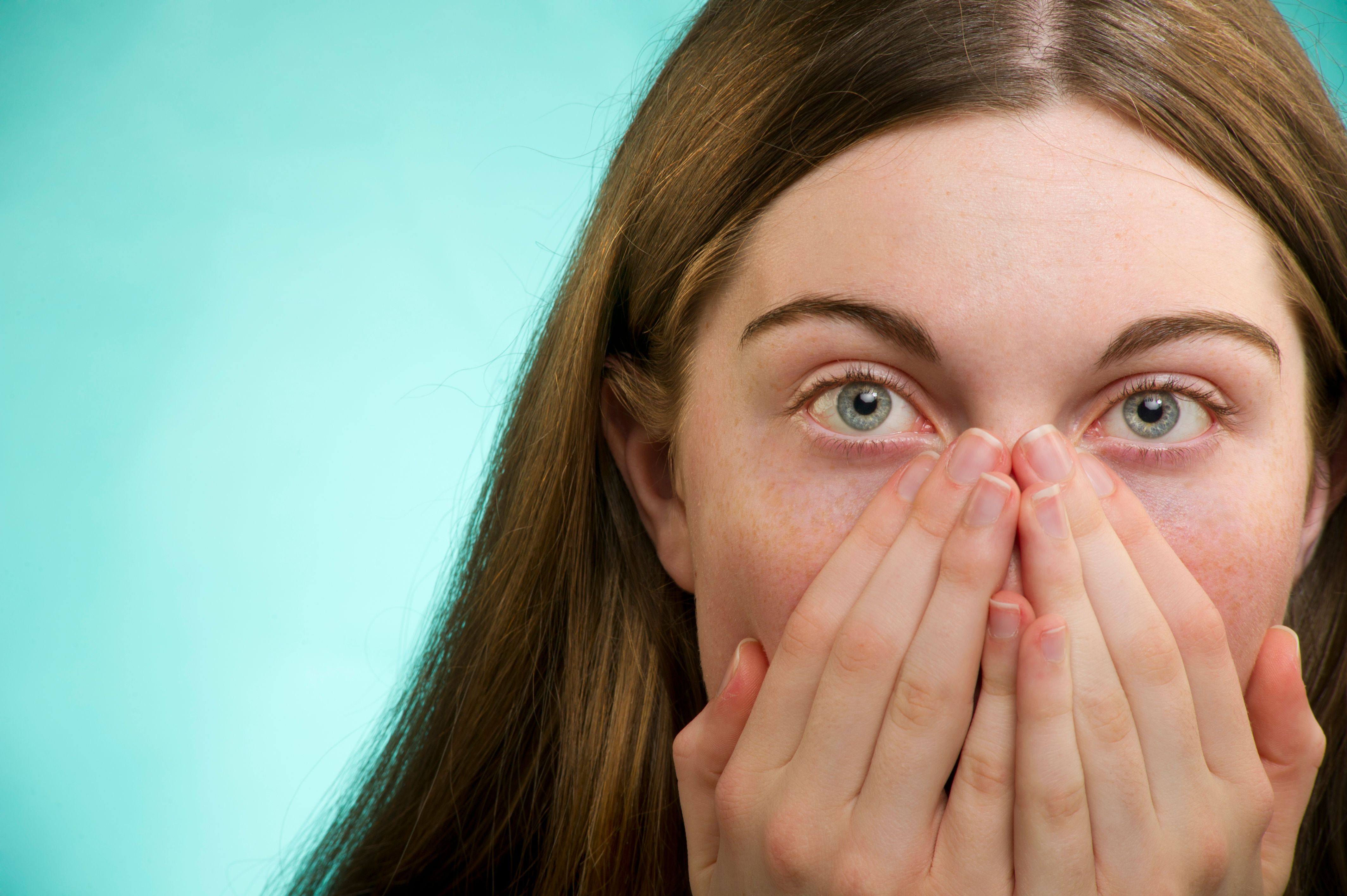Une femme choquée se couvre la bouche. | Source : Getty Images