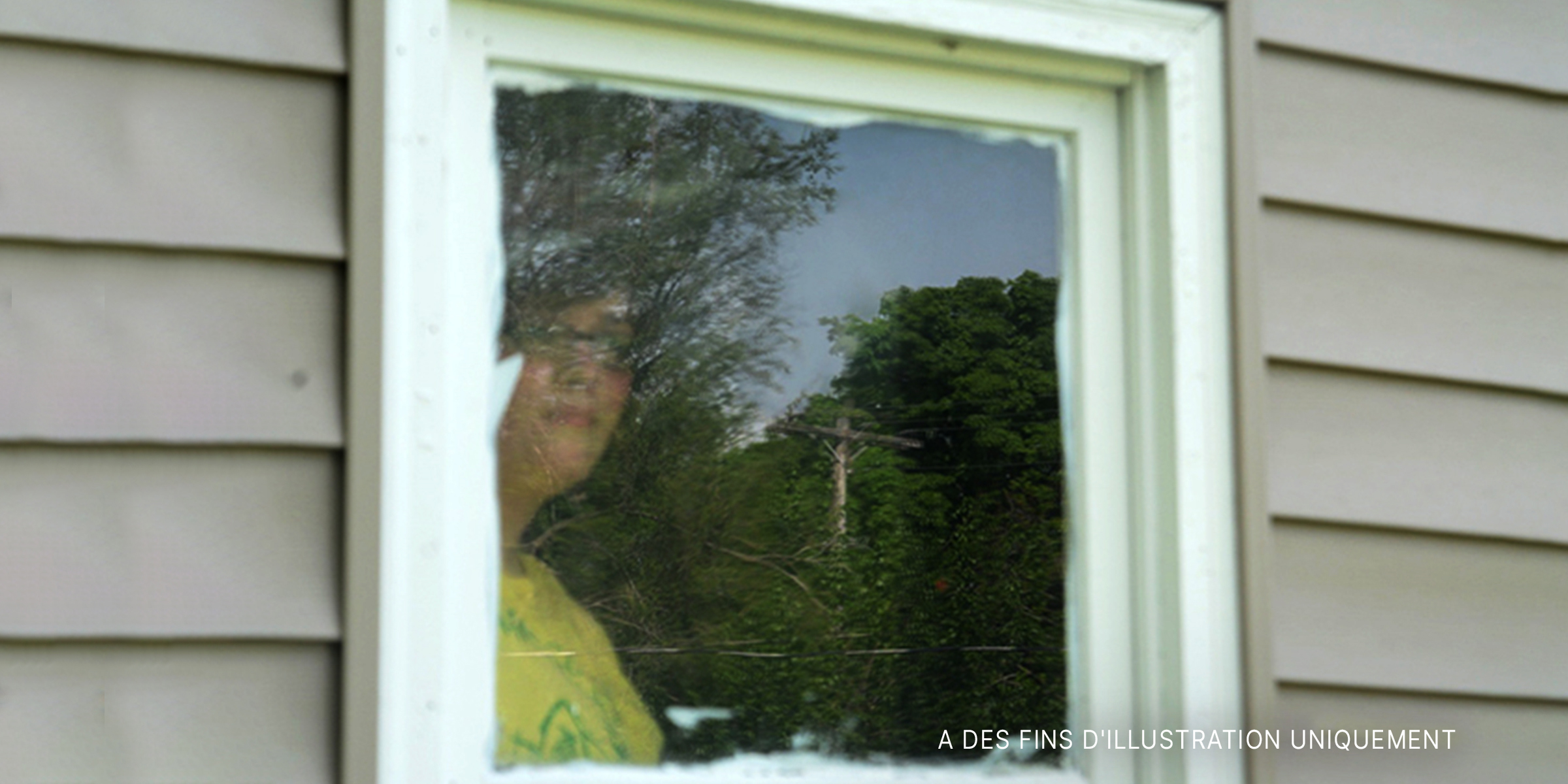 Une femme à la fenêtre | Source : Flickr / KOMUnews (CC BY 2.0)
