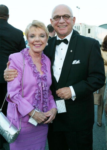 Gavin McLeod avec son épouse Patti Steele au Hollywood Palladium, le 7 mars 2004 à Hollywood, Californie. | Photo : Getty Images
