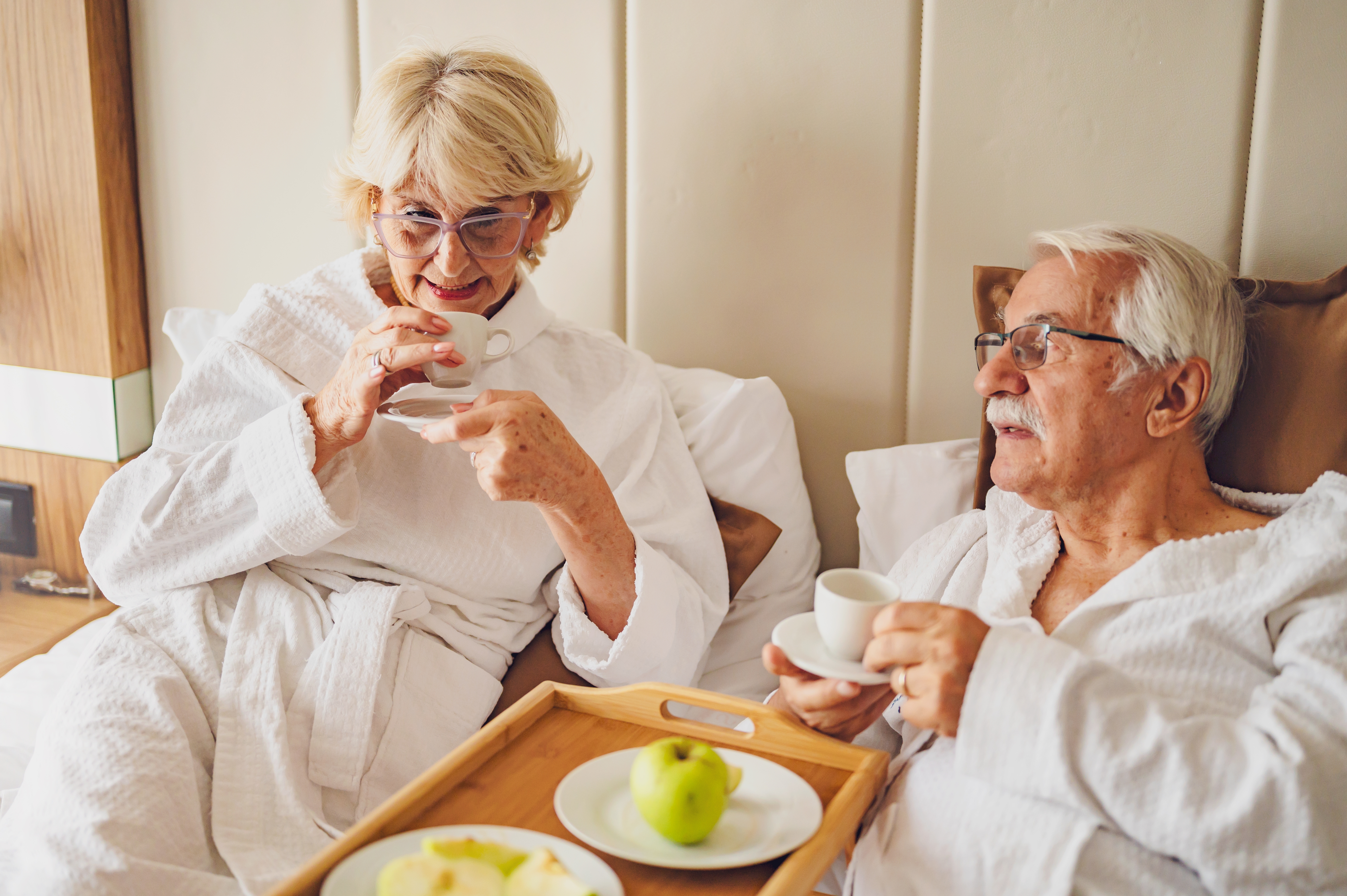 Un homme et une femme âgés dans une chambre d'hôtel | Source : Shutterstock