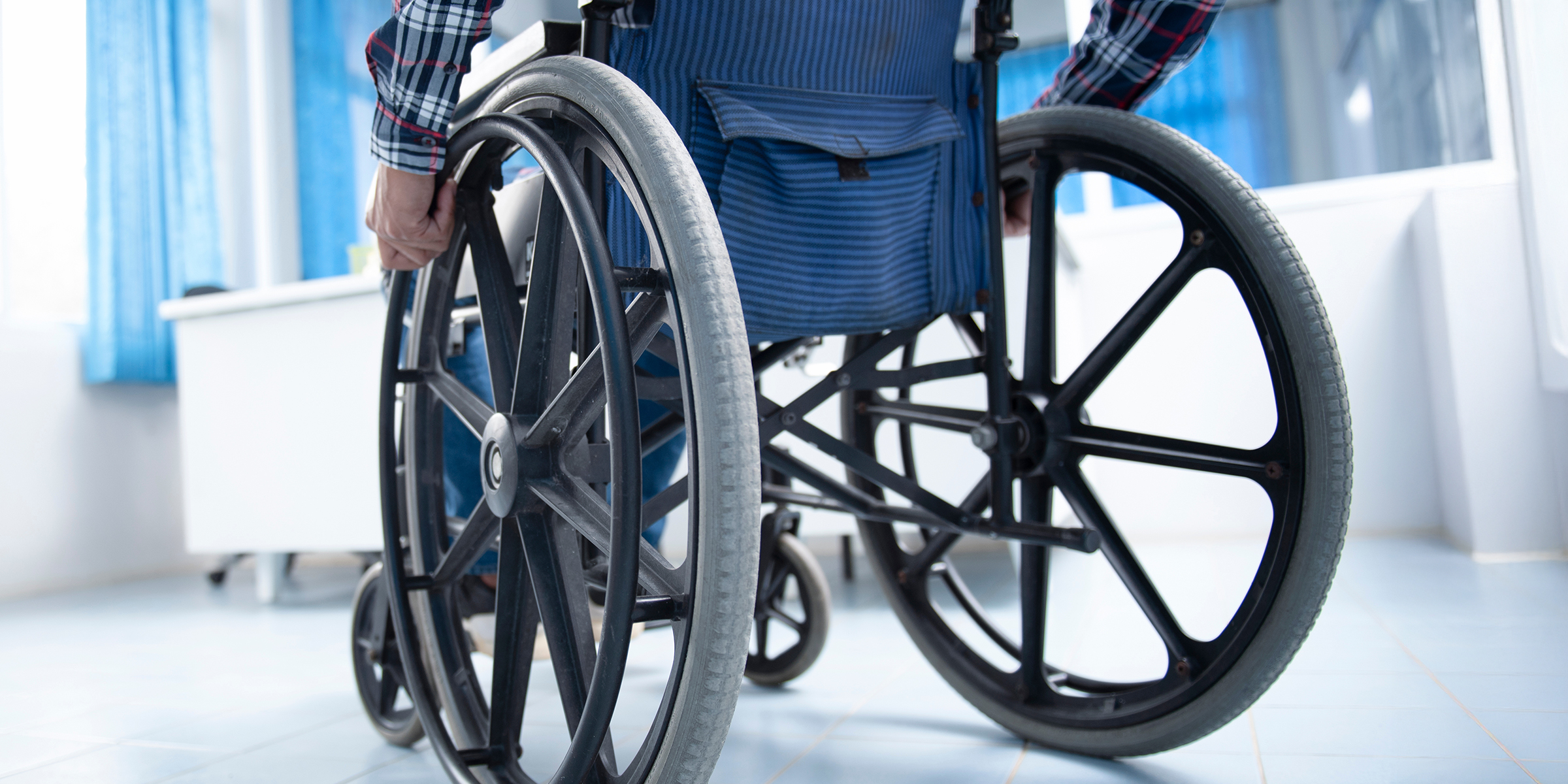 Un homme en fauteuil roulant | Source : Shutterstock