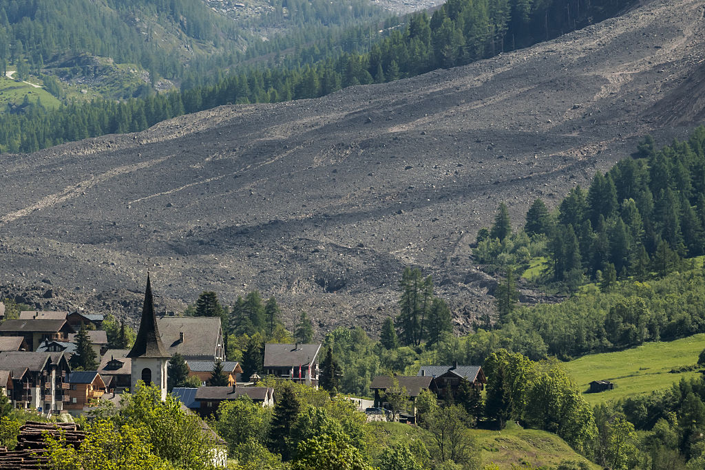 Cette photographie prise depuis Ferden montre un énorme glissement de terrain près du village de Wiler, le 29 mai 2025, au lendemain de l'effondrement du glacier. | Source : Getty Images