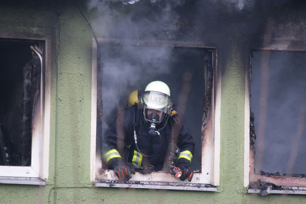 Les pompiers du service d'incendie éteignent l'incendie dans une maison mitoyenne. | Photo : Getty Images.