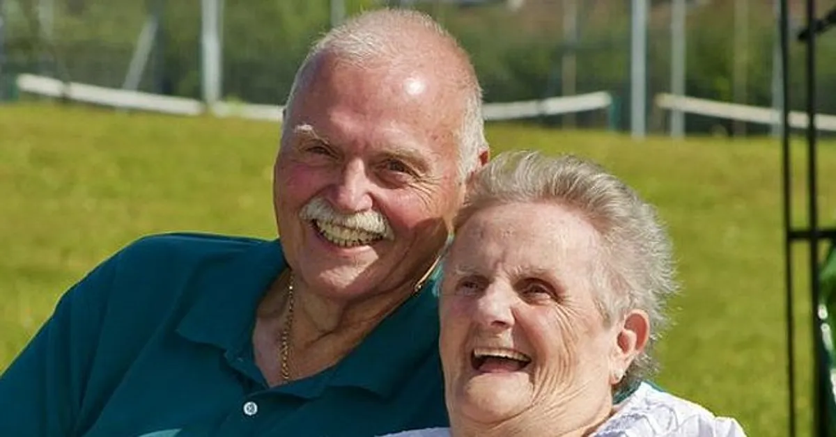 La mère et le fils qui se sont retrouvés après 58 ans de séparation. | Photo : twitter/bbccambs