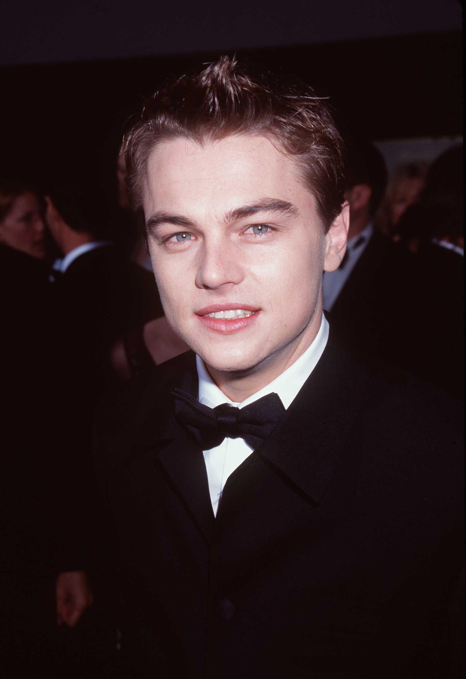 Leonardo DiCaprio assiste aux Golden Globe Awards le 18 janvier 1998 à Beverly Hills, Californie | Source : Getty Images