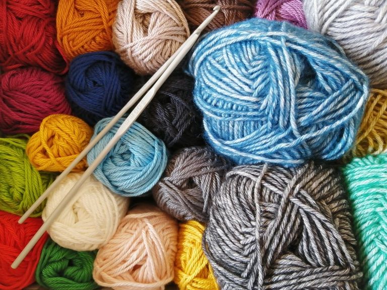 Nadine a commencé à fabriquer des pulls tricotés et des bonnets colorés | Source : Unsplash