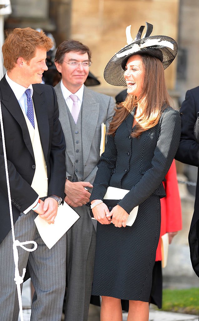 Le prince Harry et Kate Middleton, rient ensemble en regardant la procession de l'Ordre de la jarretière au château de Windsor le 16 juin 2008 à Windsor, en Angleterre.  І Source : Getty Images