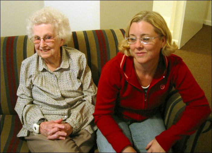 Une dame âgée avec une femme plus jeune | Source : Flickr