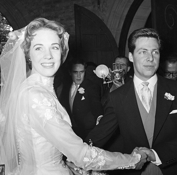 Le mariage de Julie Andrews et Tony Walton à l'église St Mary Oatlands, Weybridge, Surrey, le 10 mai 1959. | Photo : Getty Images