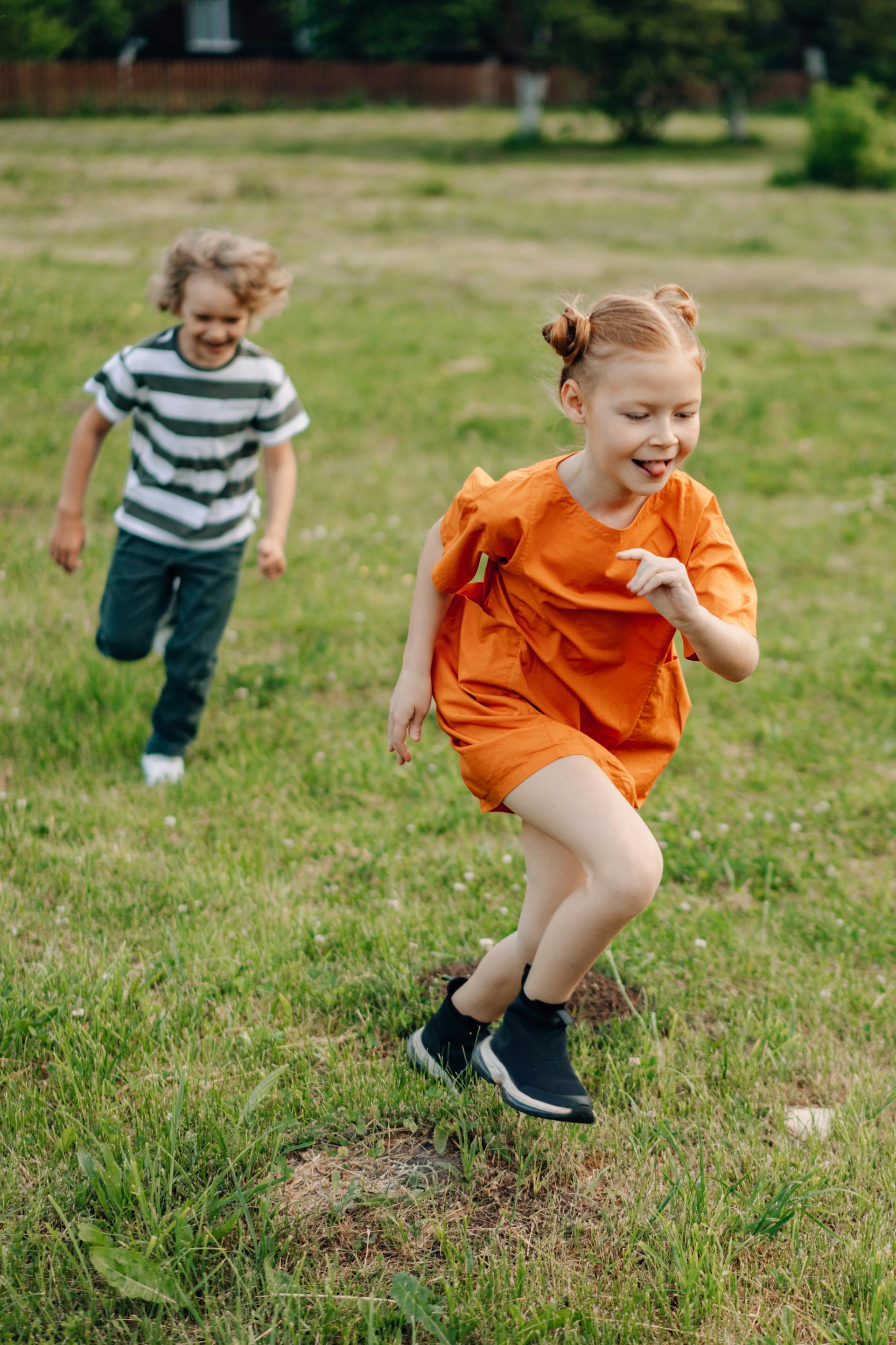 Deux enfants heureux qui jouent l'un avec l'autre | Source : Pexels