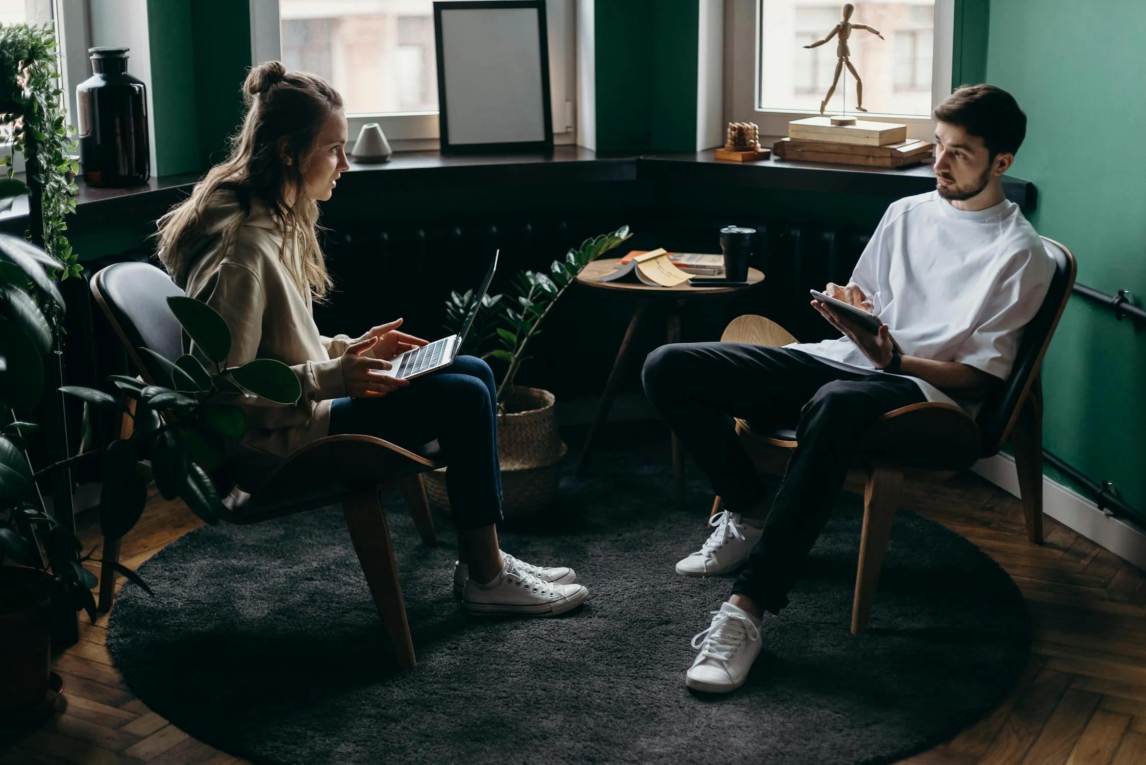 Une femme choquée qui parle à son mari | Source : Pexels