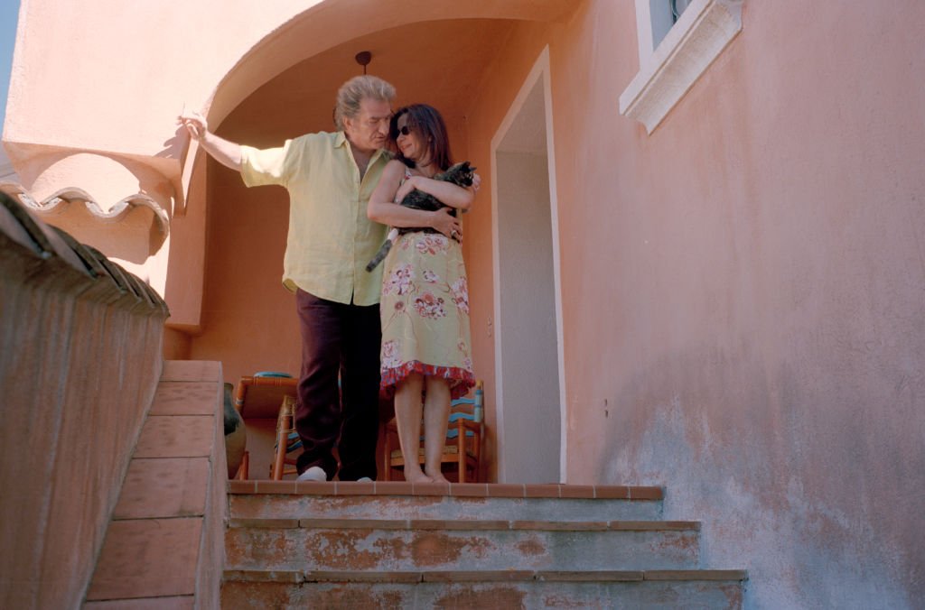Eddy MITCHELL et son épouse Muriel photographiés dans leur villa de Saint-Tropez. | Photo : Getty Images