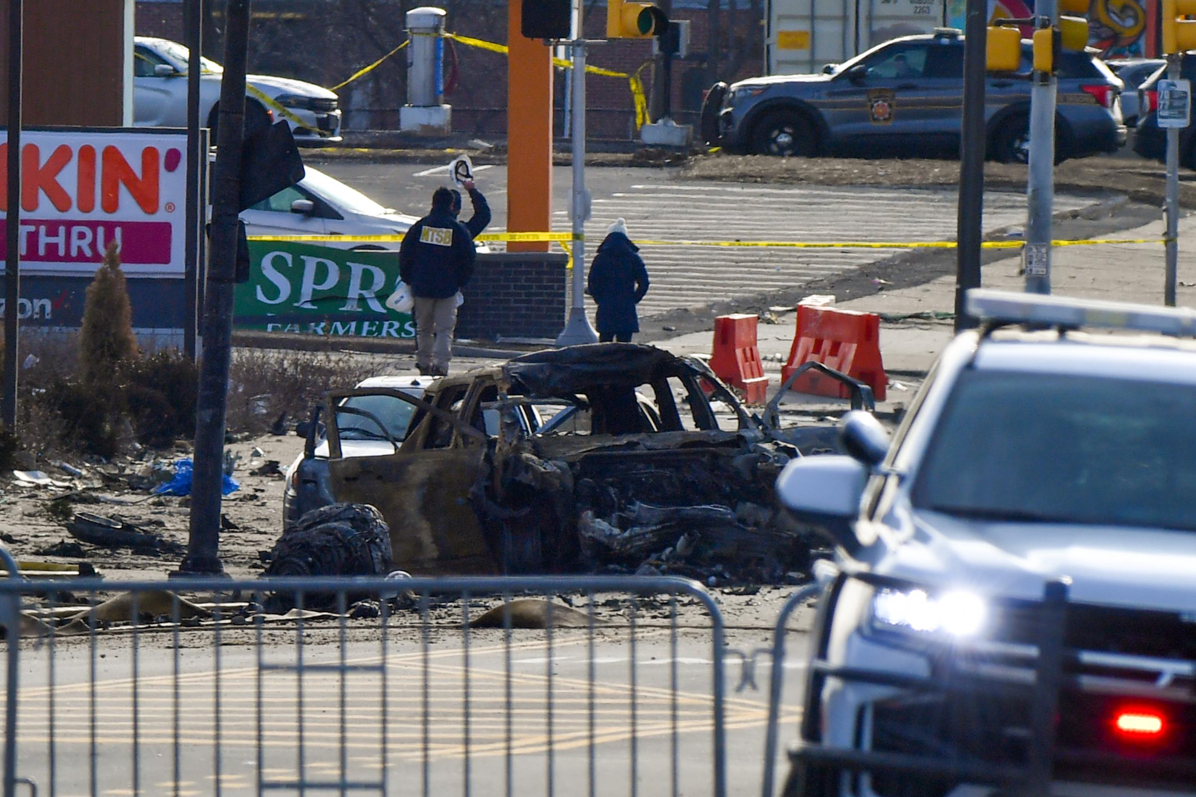 Le National Transportation Safety Board enquête sur le site de l'accident d'un jet médical dans le nord-est de Philadelphie le 2 février 2025 | Source : Getty Images