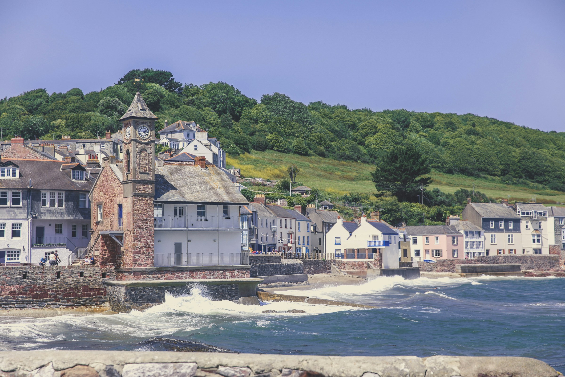 Un groupe de maisons en bord de mer | Source : Unsplash