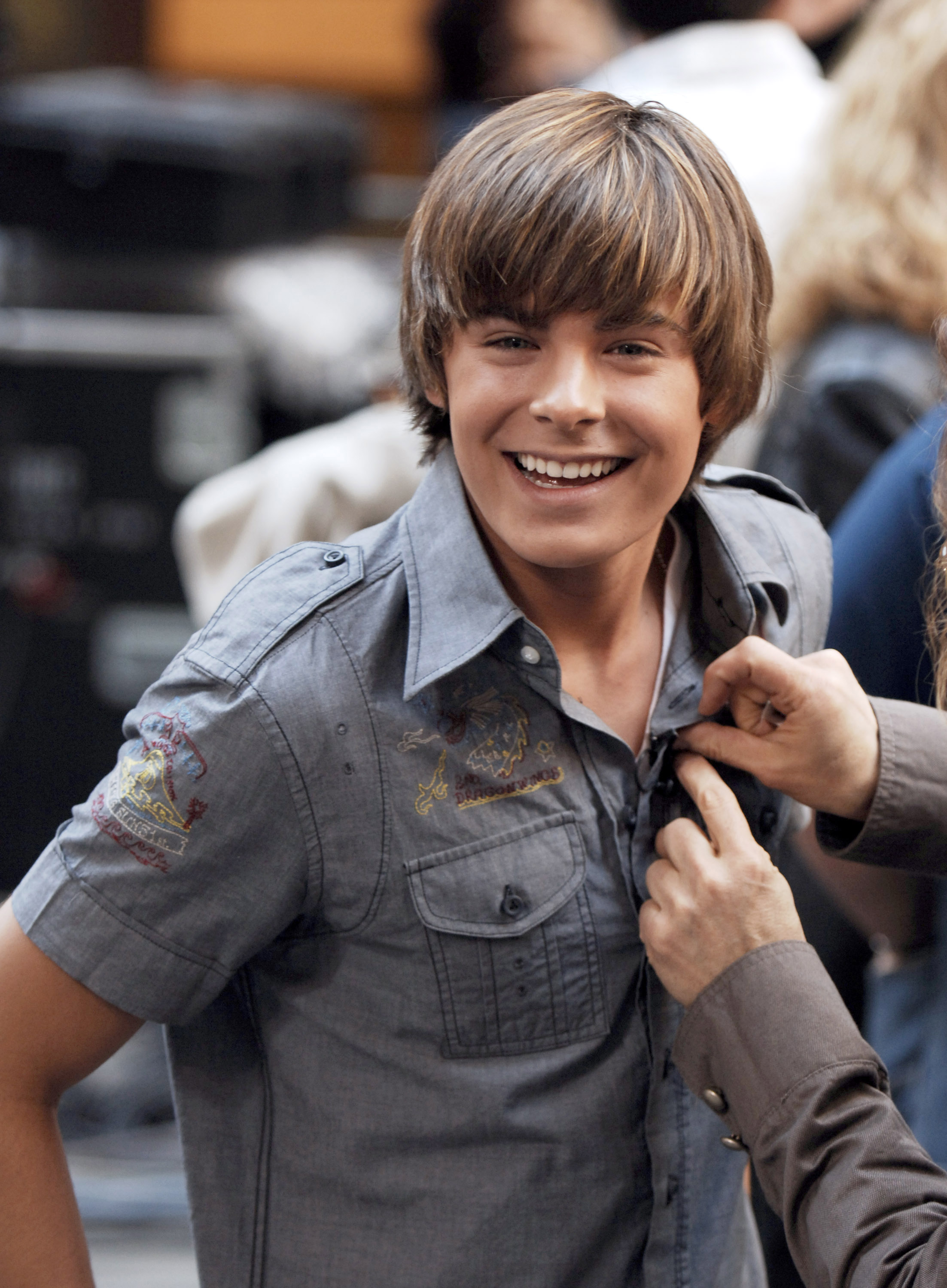 Zac Efron lors d'une représentation avec Kevin Covais et les acteurs de "High School Musical" au "Today Show" le 30 mars 2006 à New York | Source : Getty Images