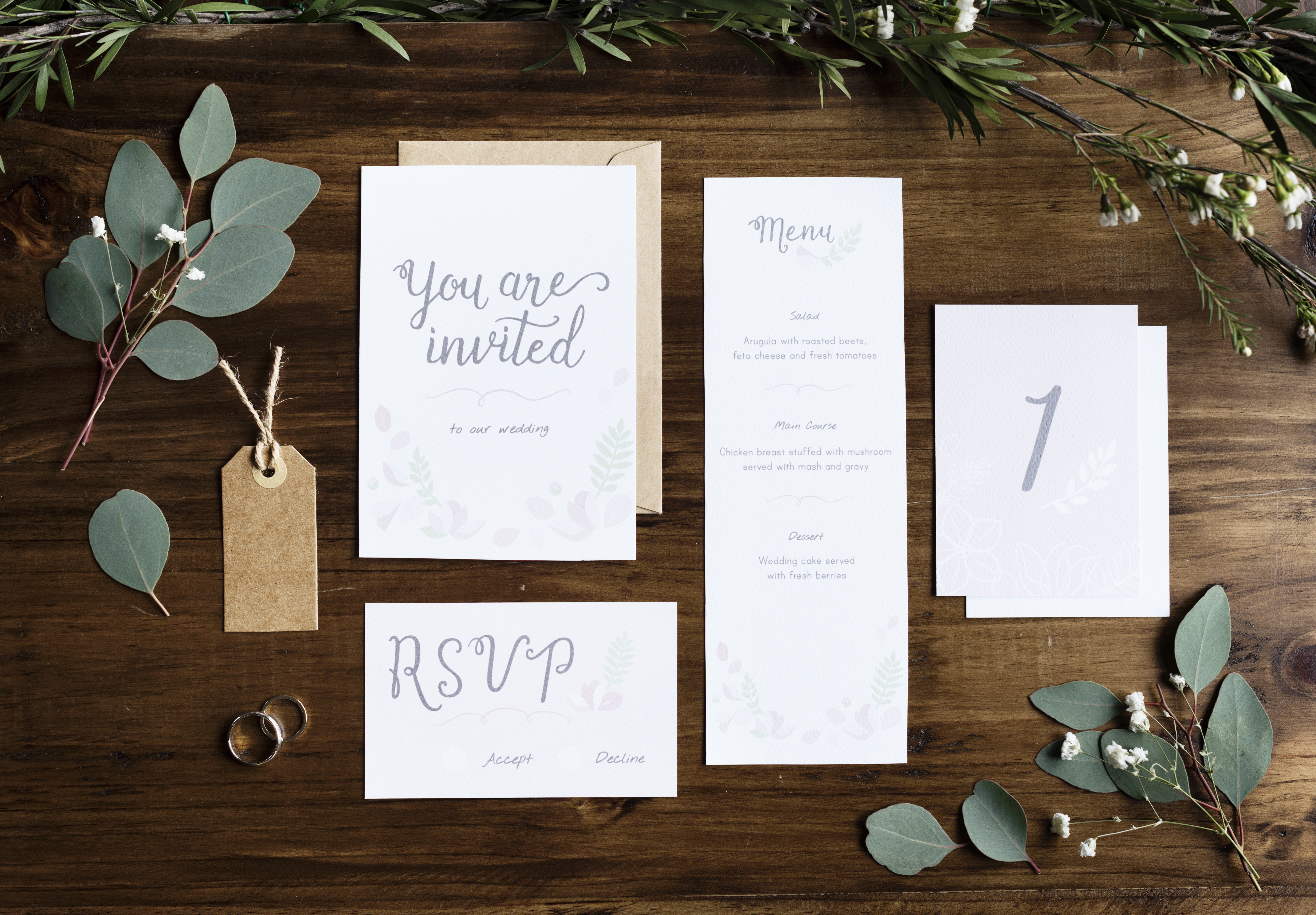 Un set d'invitations de mariage | Source : Shutterstock