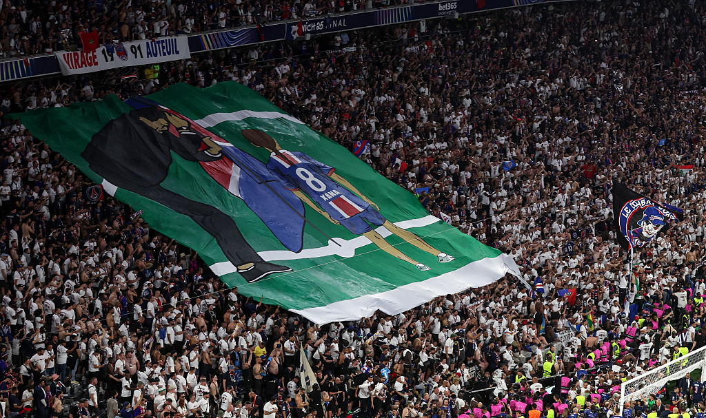 Les supporters du Paris Saint-Germain déploient une banderole en hommage à Xana Martinez, fille de Luis Enrique, décédée le 29 août 2019 | Source : Getty Images