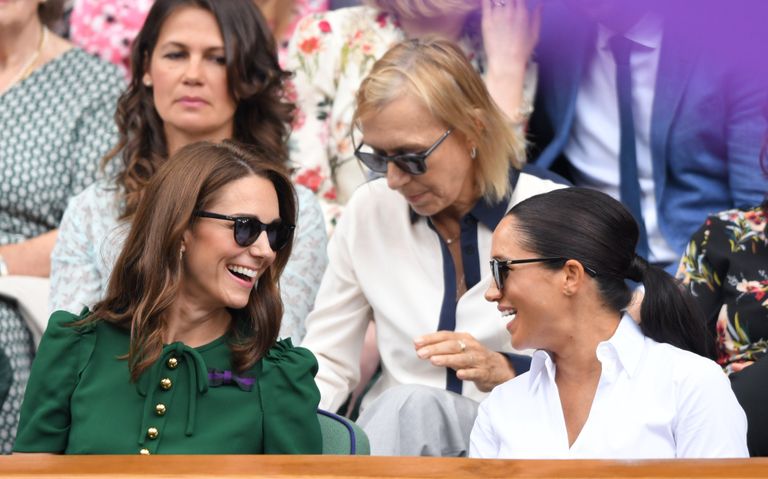 Kate Middleton et Meghan Markle photographiées dans la loge royale sur le court central lors de la douzième journée des championnats de tennis de Wimbledon au All England Lawn Tennis and Croquet Club, le 13 juillet 2019 à Londres, en Angleterre. / Source : Getty Images