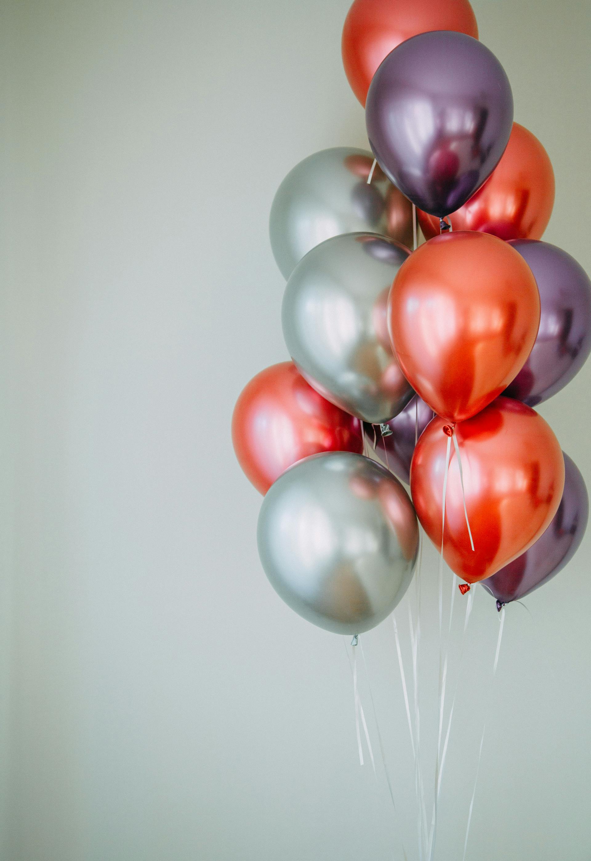 Ballons brillants flottants | Source : Pexels