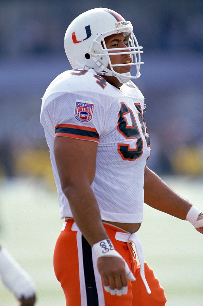 Dwayne Johnson le 22 octobre 1994 jouant pour l'équipe de football américain de l'université de Miami. l Source : Getty Images