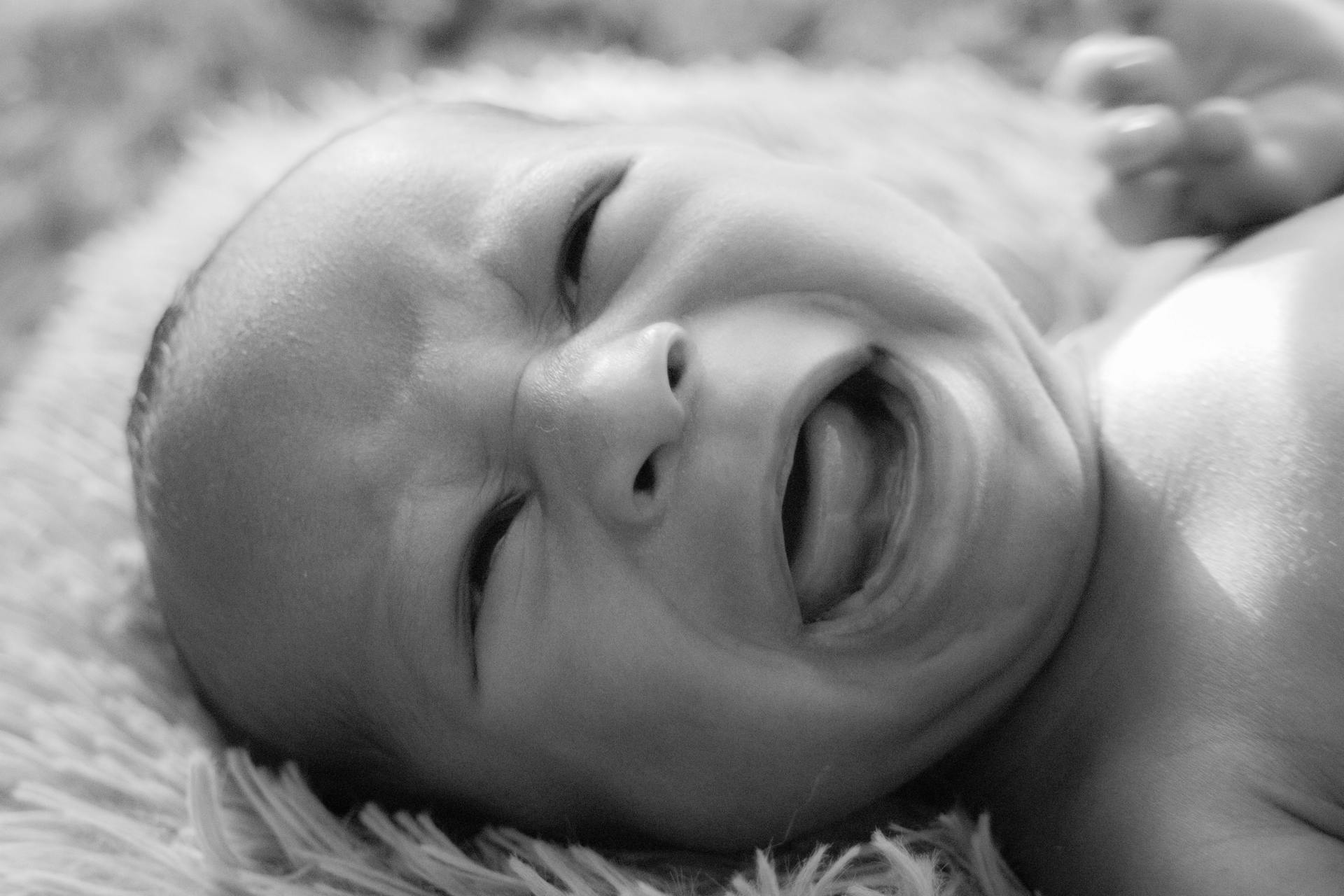 Une photo en niveaux de gris d'un bébé qui pleure | Source : Pexels